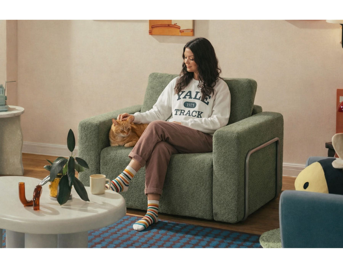 Grünes 1-Sitzer Schlafsofa aus Bouclé-Stoff von Hanah Home, kompakte Form mit Armlehnen und Rollverpackung, Sitzhöhe 35 cm.