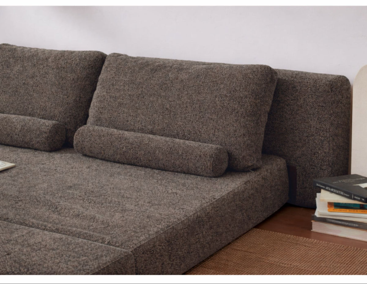 Braunes 2-Sitzer Schlafsofa Wello aus Bouclé-Stoff mit Armlehnen, Sitzhöhe 35 cm, im ausgeklappten Zustand als Bett nutzbar.