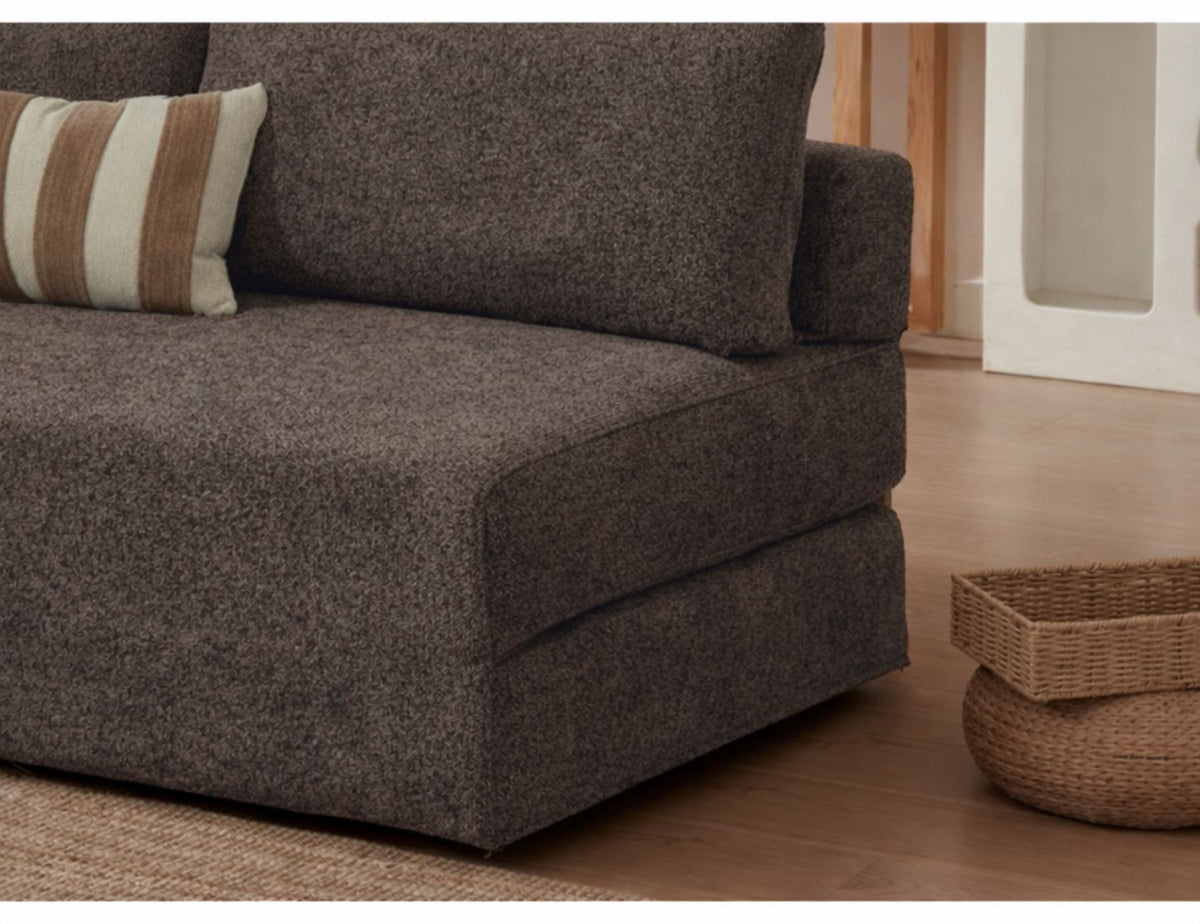 Braunes 2-Sitzer Schlafsofa Wello aus Bouclé-Stoff mit Armlehnen, Sitzhöhe 35 cm, im ausgeklappten Zustand als Bett nutzbar.