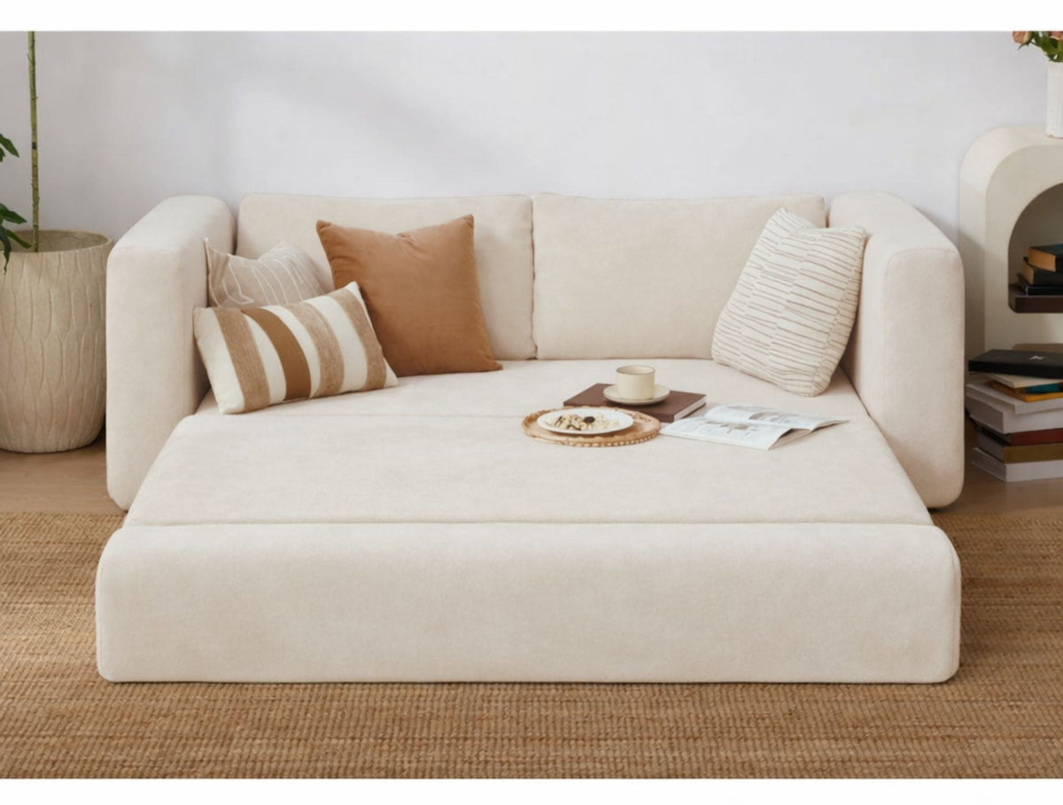 Cremefarbenes 2-Sitzer Schlafsofa Wello aus Bouclé-Stoff mit Armlehnen, gezeigt in aufgeklappter und geschlossener Sofa-Position.