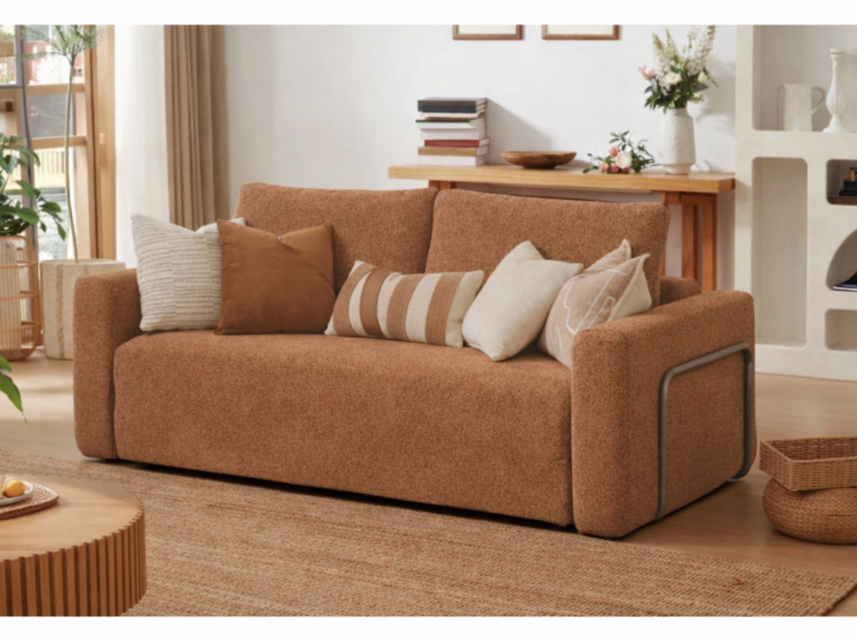 Orangefarbenes 2-Sitzer Schlafsofa aus Bouclé-Stoff mit geraden Armlehnen, ausgeklappter Liegefläche und rutschfester Sohle.