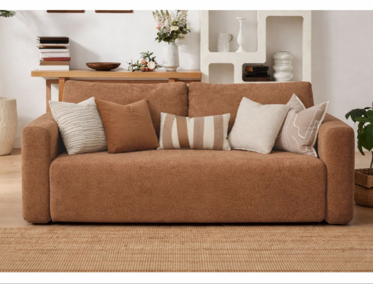Orangefarbenes 2-Sitzer Schlafsofa aus Bouclé-Stoff mit geraden Armlehnen, ausgeklappter Liegefläche und rutschfester Sohle.