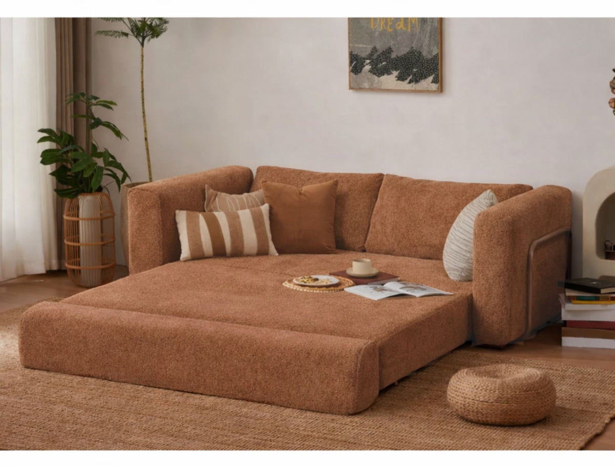 Orangefarbenes 2-Sitzer Schlafsofa aus Bouclé-Stoff mit geraden Armlehnen, ausgeklappter Liegefläche und rutschfester Sohle.
