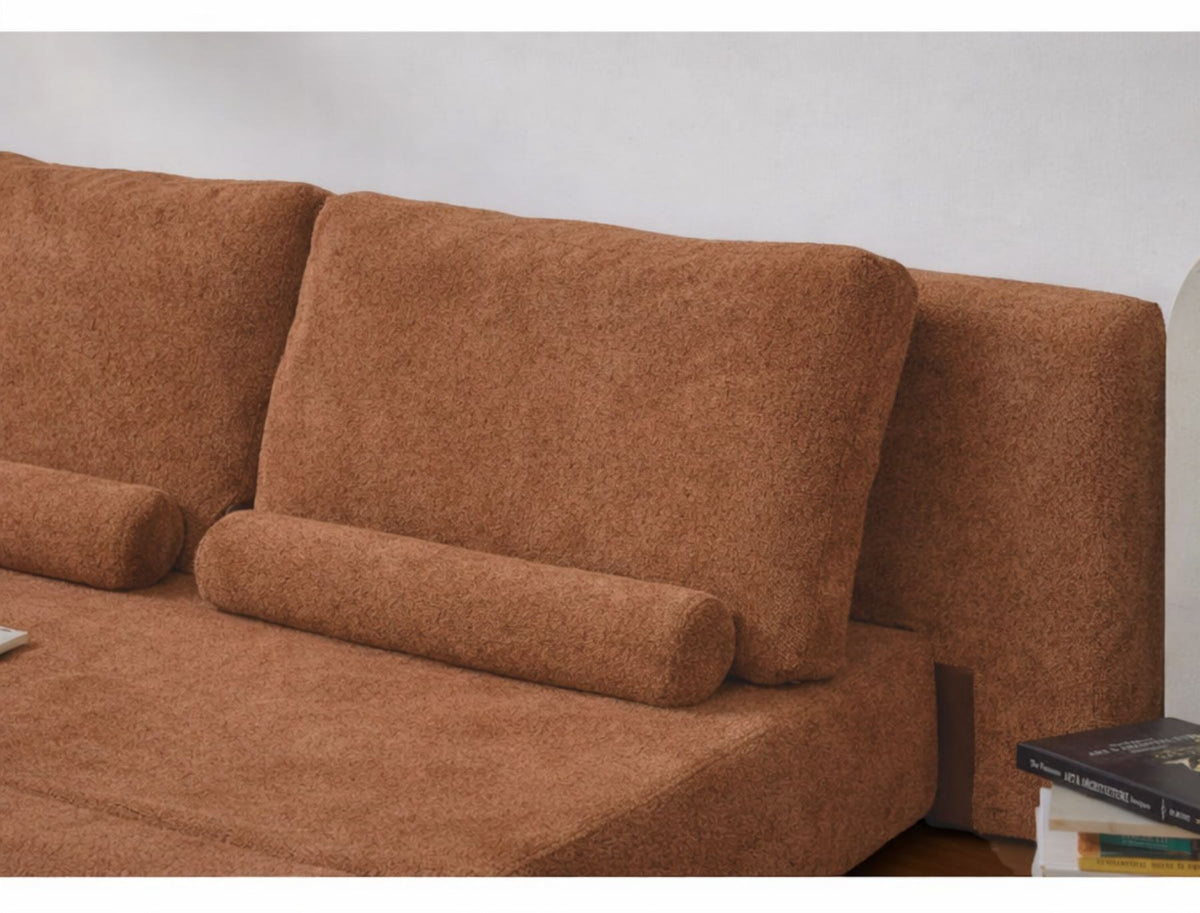 Orangefarbenes 2-Sitzer Schlafsofa aus Bouclé-Stoff mit geraden Armlehnen, ausgeklappter Liegefläche und rutschfester Sohle.