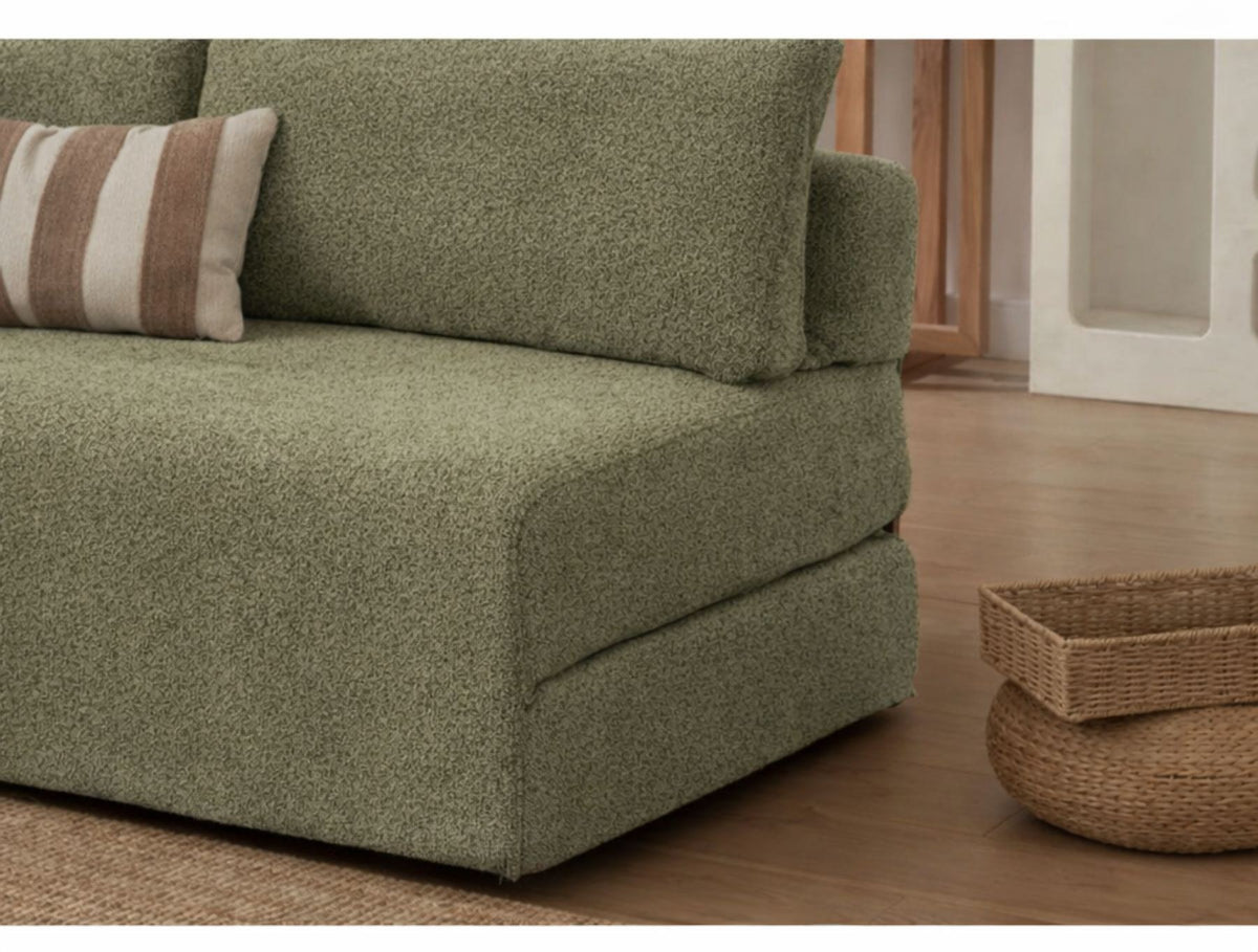 Grünes 2-Sitzer Schlafsofa Wello Doppel aus Bouclé-Stoff mit Armlehnen, kompakter Form und ausklappbarer Liegefläche, Hersteller Hanah Home.