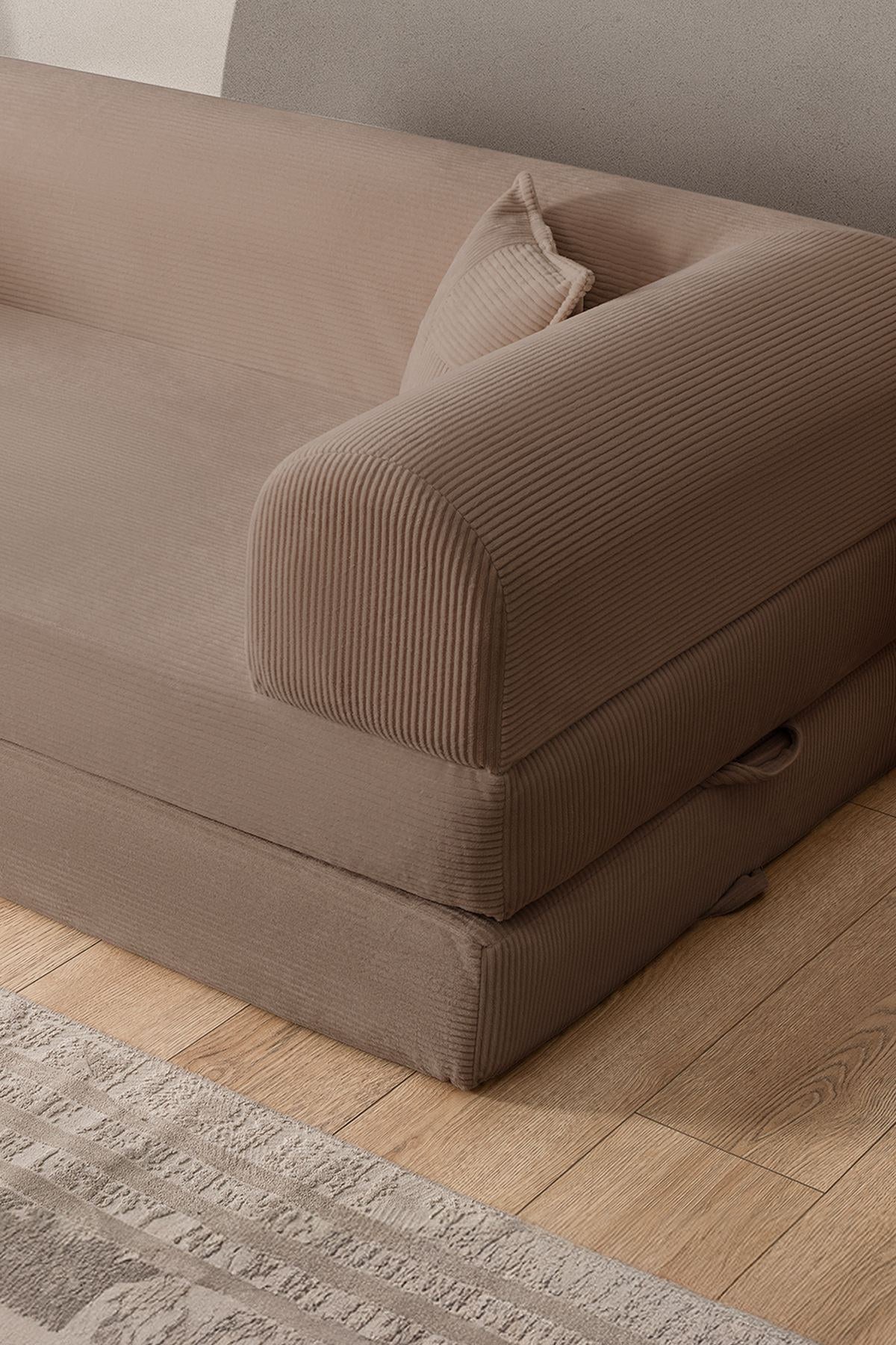 Beiges 3-Sitzer Schlafsofa aus geripptem Plüschstoff mit zwei Kissen, rutschfester Sohle und klar gerader Formgebung.