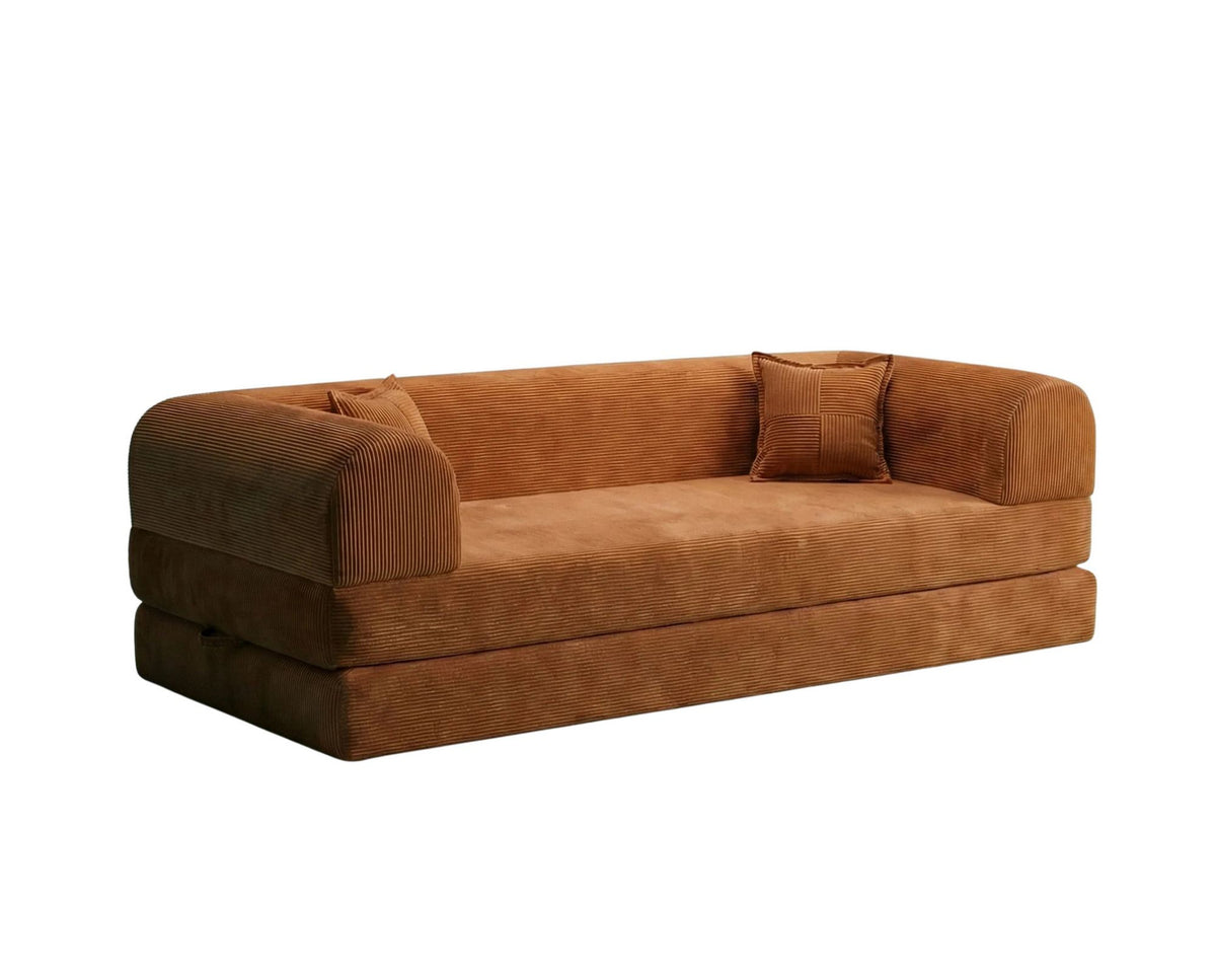 Orangefarbenes 3-Sitzer Schlafsofa aus geripptem Plüschstoff mit zwei Kissen, Rollpack-Design und rutschfester Sohle, Frontalansicht.