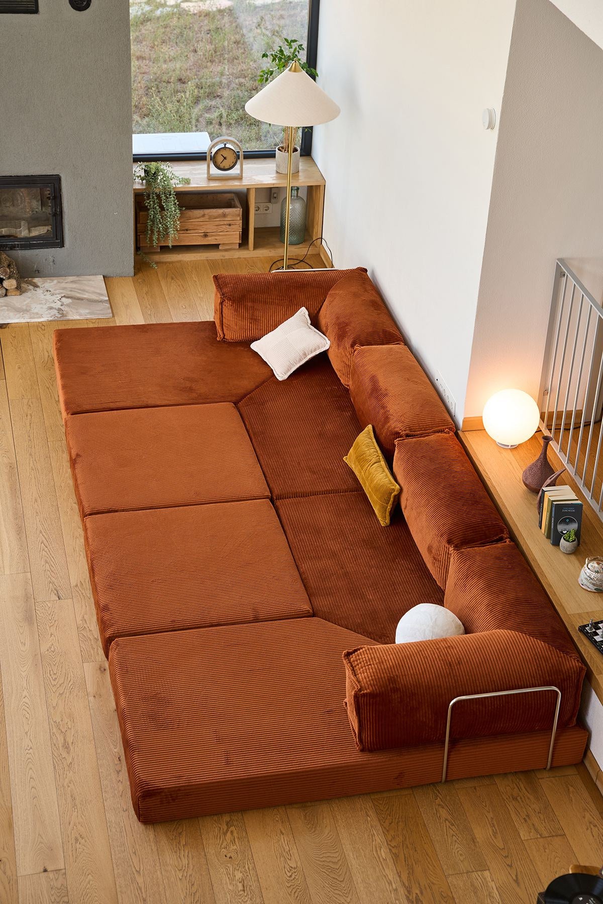 Ziegelrotes Ecksofa-Bett aus geripptem Cord-Plüschstoff mit vier Kissen, abnehmbarem Bezug und Roll-Pack-Funktion von Hanah Home.
