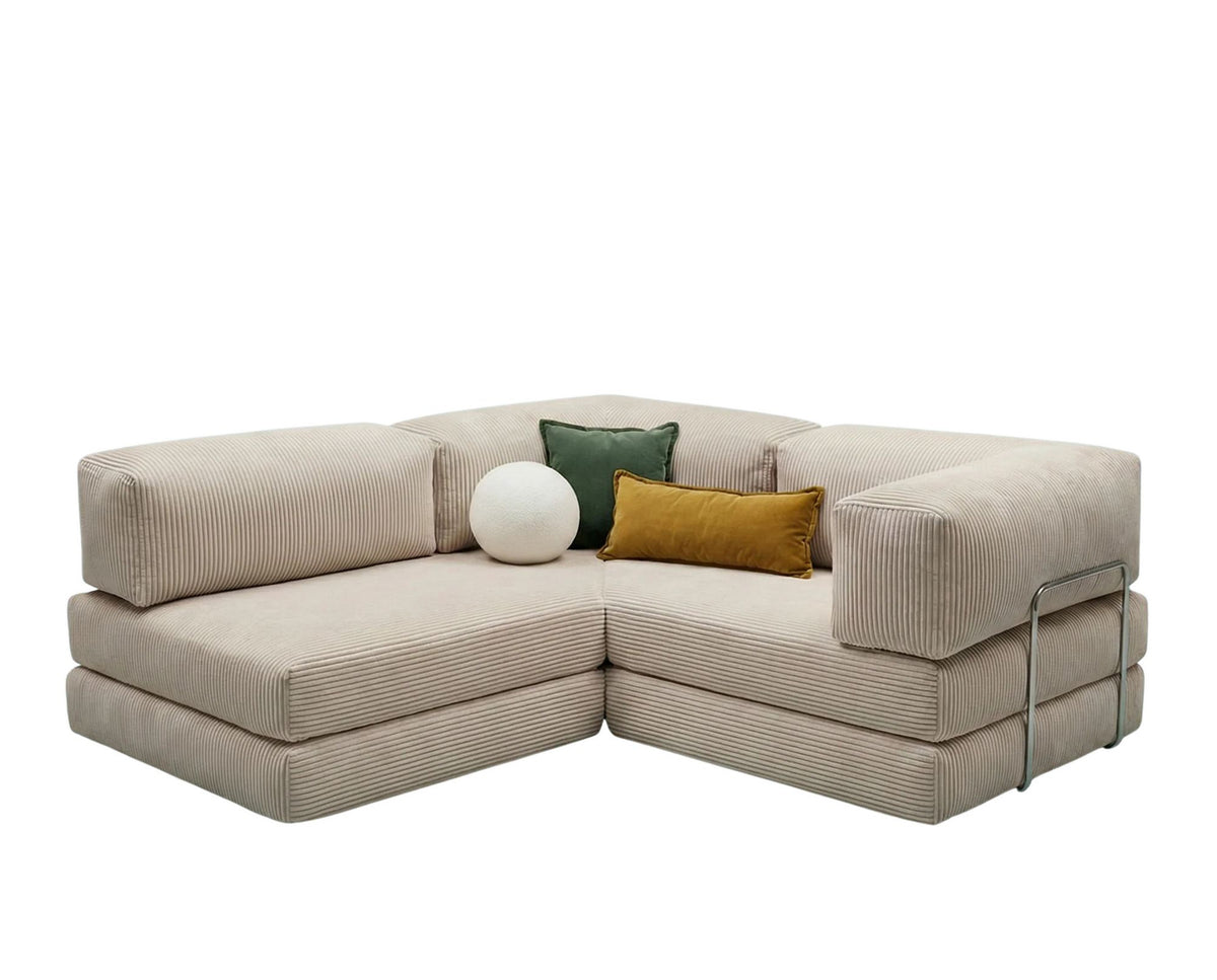 Cremefarbenes Eck-Schlafsofa aus Cord-Plüschstoff mit vier Kissen, rutschfester Sohle und abnehmbarem Bezug, Frontalansicht auf hellem Untergrund.