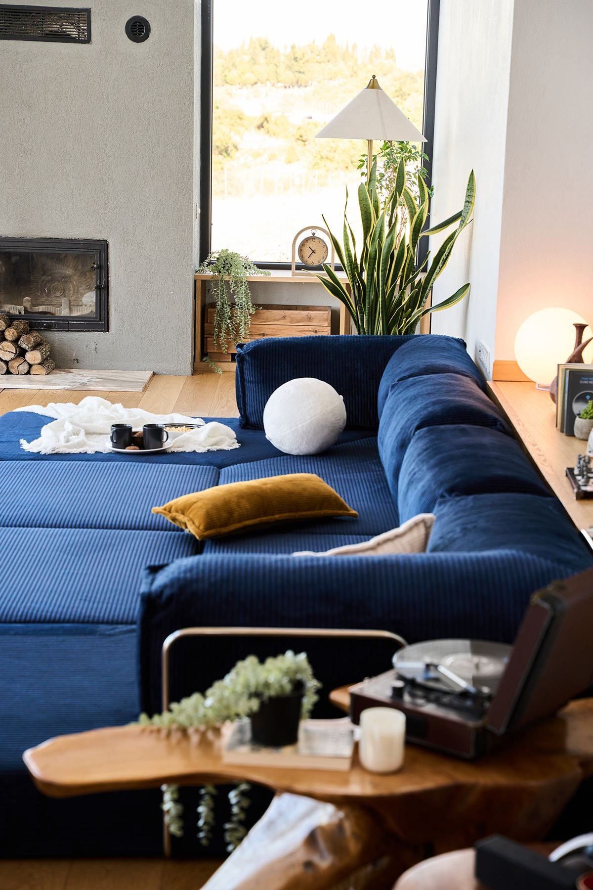 Marineblaues Eck-Schlafsofa aus Cord-Plüschstoff mit vier Kissen, Rollpack-Verpackung und abnehmbarem, waschbarem Bezug.