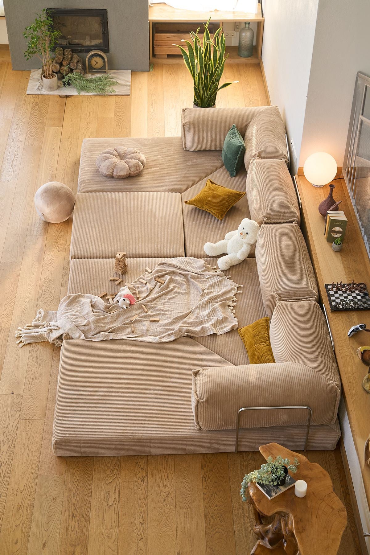 Beiges Eck-Schlafsofa Kanyon von Hanah Home aus geripptem Cord-Plüschstoff, L-Form mit vier Kissen, auf hellem Untergrund fotografiert.