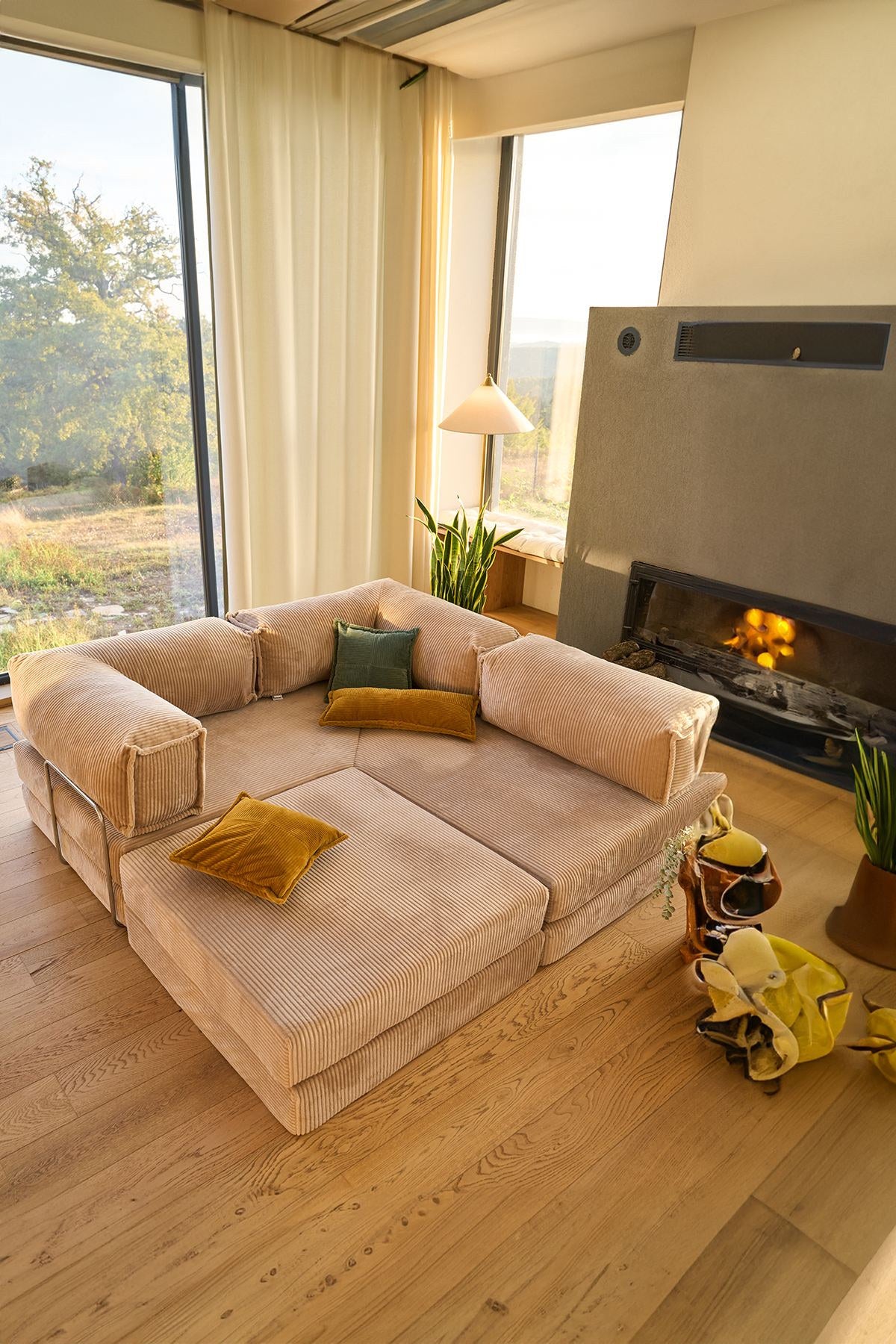 Beiges Eck-Schlafsofa Kanyon von Hanah Home aus geripptem Cord-Plüschstoff, L-Form mit vier Kissen, auf hellem Untergrund fotografiert.