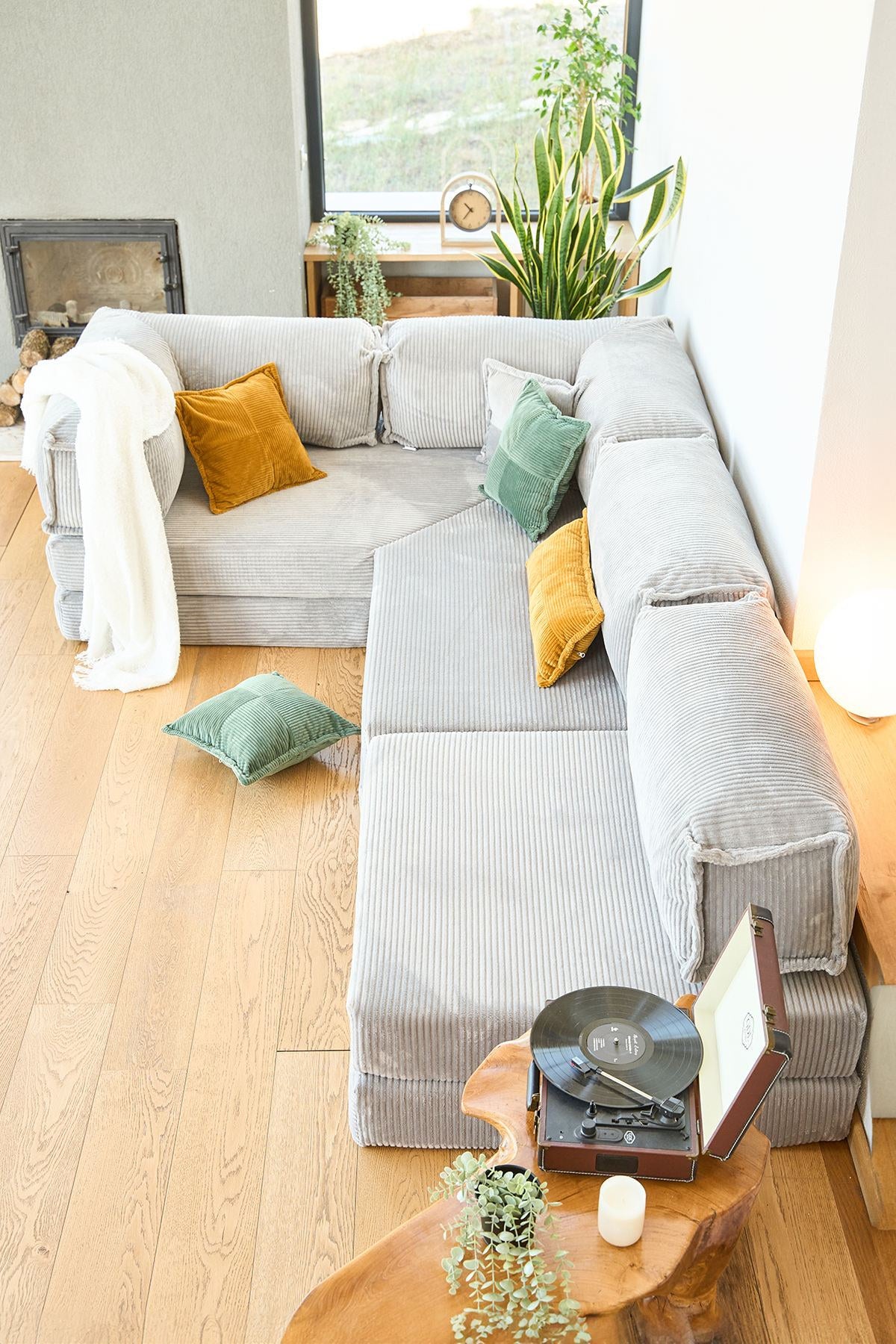 Hellgraues Eck-Schlafsofa Kanyon von Hanah Home aus Cord-Plüschstoff mit vier Kissen, Ecksofa-Form, Sitzhöhe 36 cm.