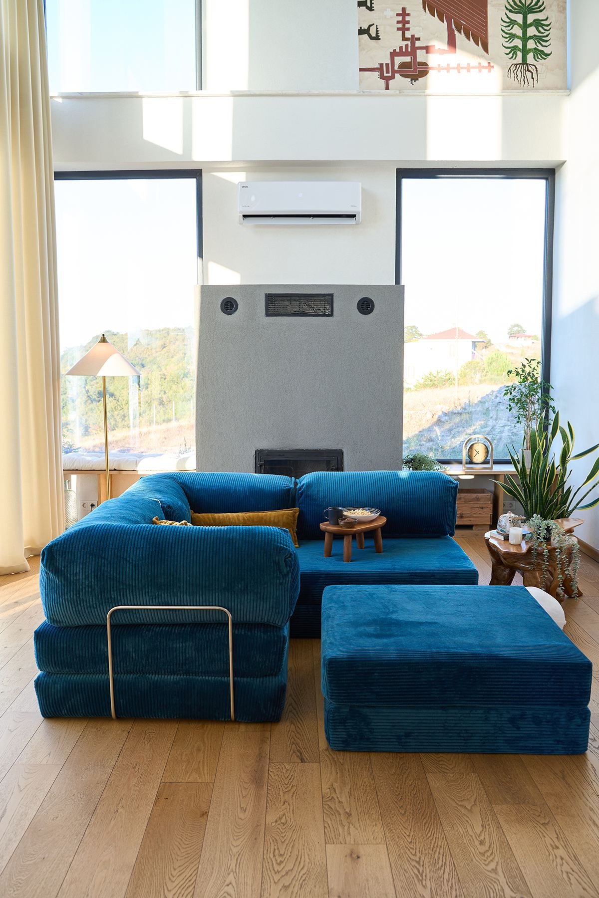 Kanyon Eck-Schlafsofa in Indigo von Hanah Home aus geripptem Cord-Plüschstoff, L-Form mit vier mitgelieferten Kissen.