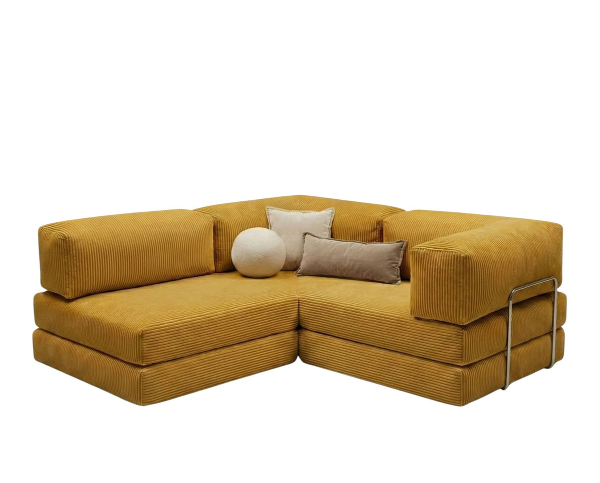 Senfgelbes Eck-Schlafsofa Kanyon von Hanah Home aus geripptem Cord-Plüschstoff mit vier Kissen und rutschfester Sohle.