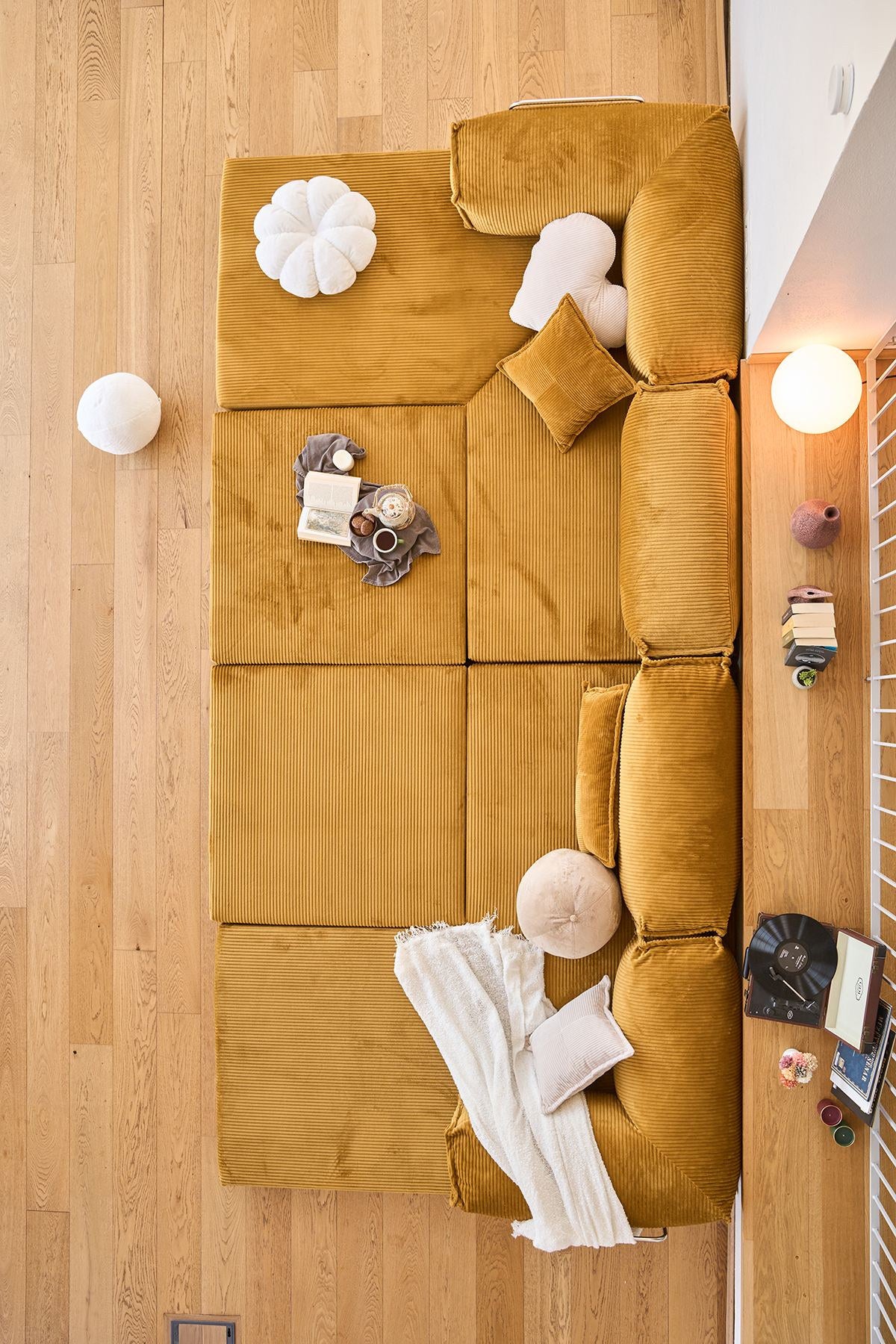 Senfgelbes Eck-Schlafsofa Kanyon von Hanah Home aus geripptem Cord-Plüschstoff mit vier Kissen und rutschfester Sohle.