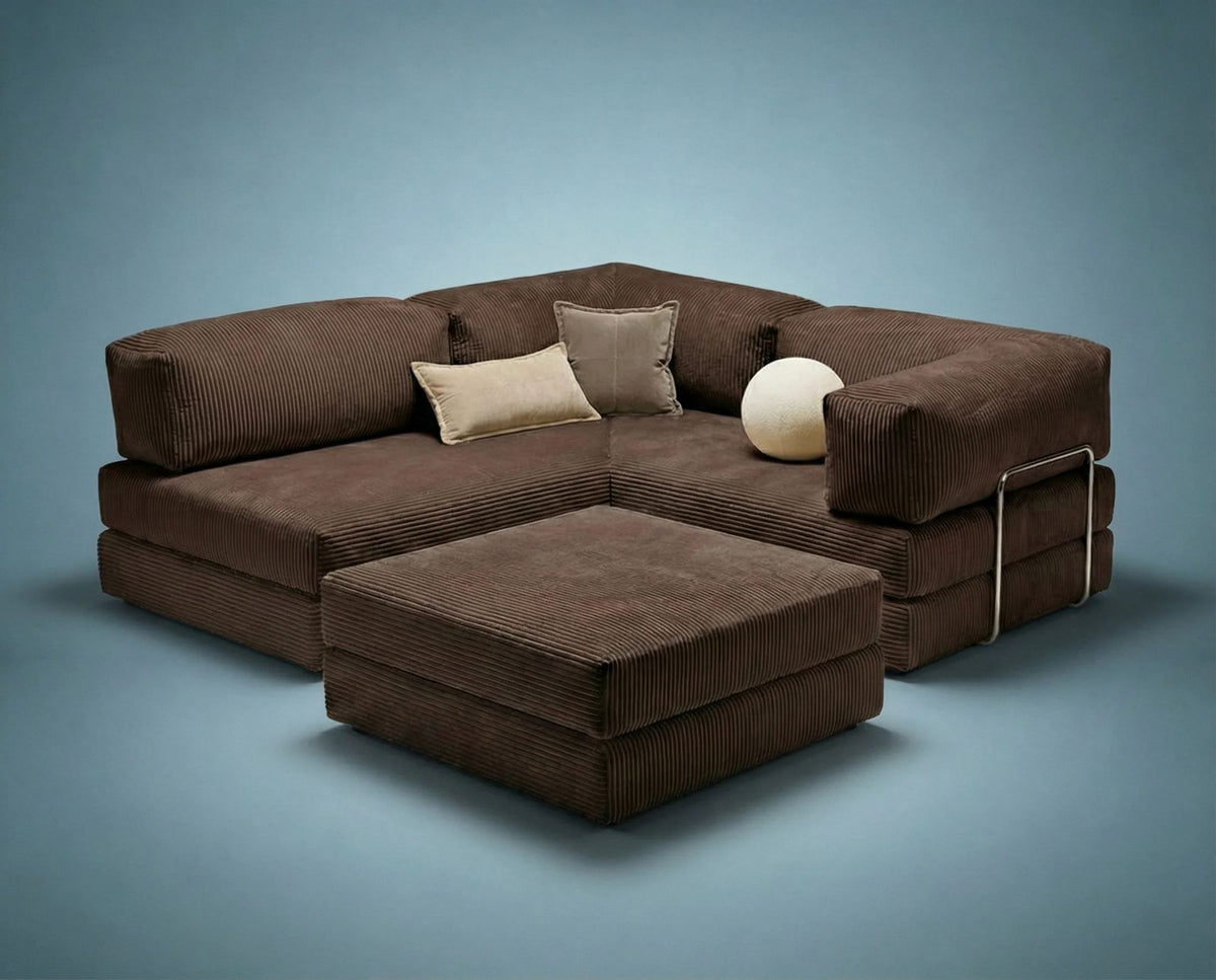 Braunes Eck-Schlafsofa aus Cord-Plüschstoff mit vier Kissen, rutschfester Sohle und abnehmbarem Bezug, Frontalansicht.