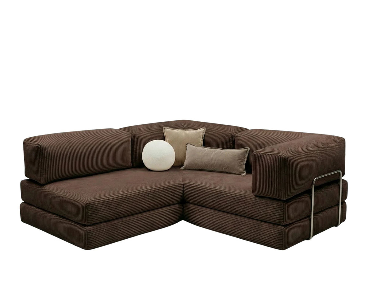 Braunes Eck-Schlafsofa aus Cord-Plüschstoff mit vier Kissen, rutschfester Sohle und abnehmbarem Bezug, Frontalansicht.