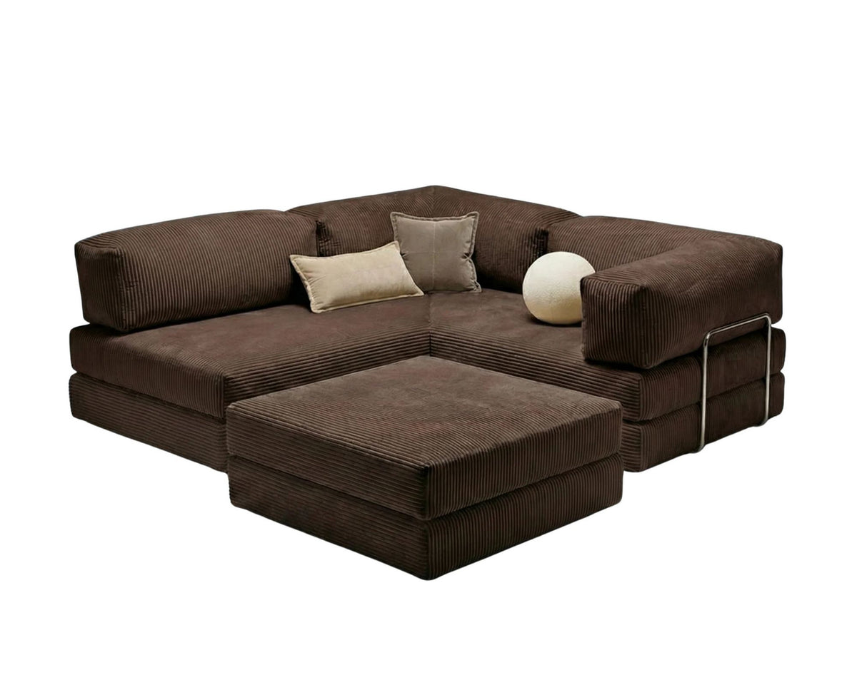 Braunes Eck-Schlafsofa aus Cord-Plüschstoff mit vier Kissen, rutschfester Sohle und abnehmbarem Bezug, Frontalansicht.