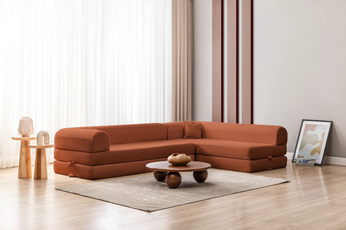 Ecksofa-Bett in Ziegelrot mit Cord-Plüschstoff-Bezug, vier Kissen, Rollpack-Design, Sitzhöhe 36 cm, Rückenhöhe 25 cm, Masse 280x90 cm.
