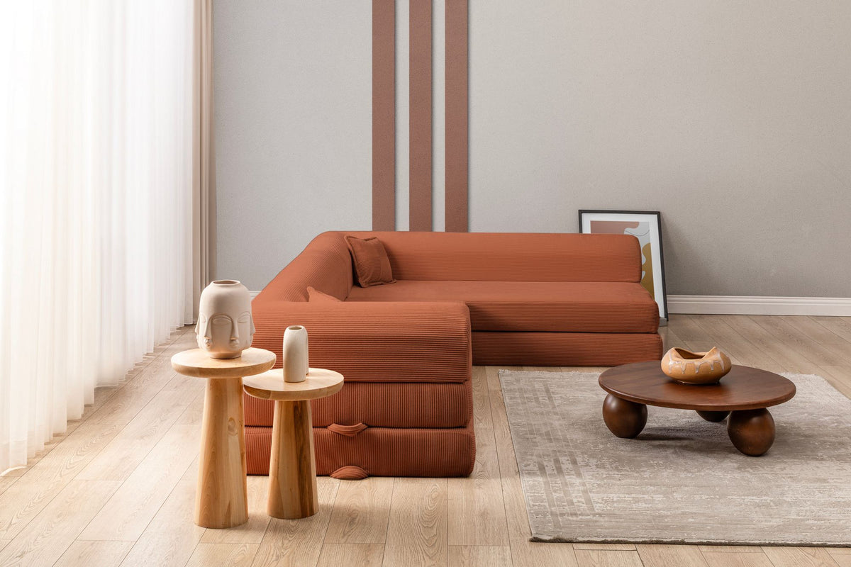 Ecksofa-Bett in Ziegelrot mit Cord-Plüschstoff-Bezug, vier Kissen, Rollpack-Design, Sitzhöhe 36 cm, Rückenhöhe 25 cm, Masse 280x90 cm.