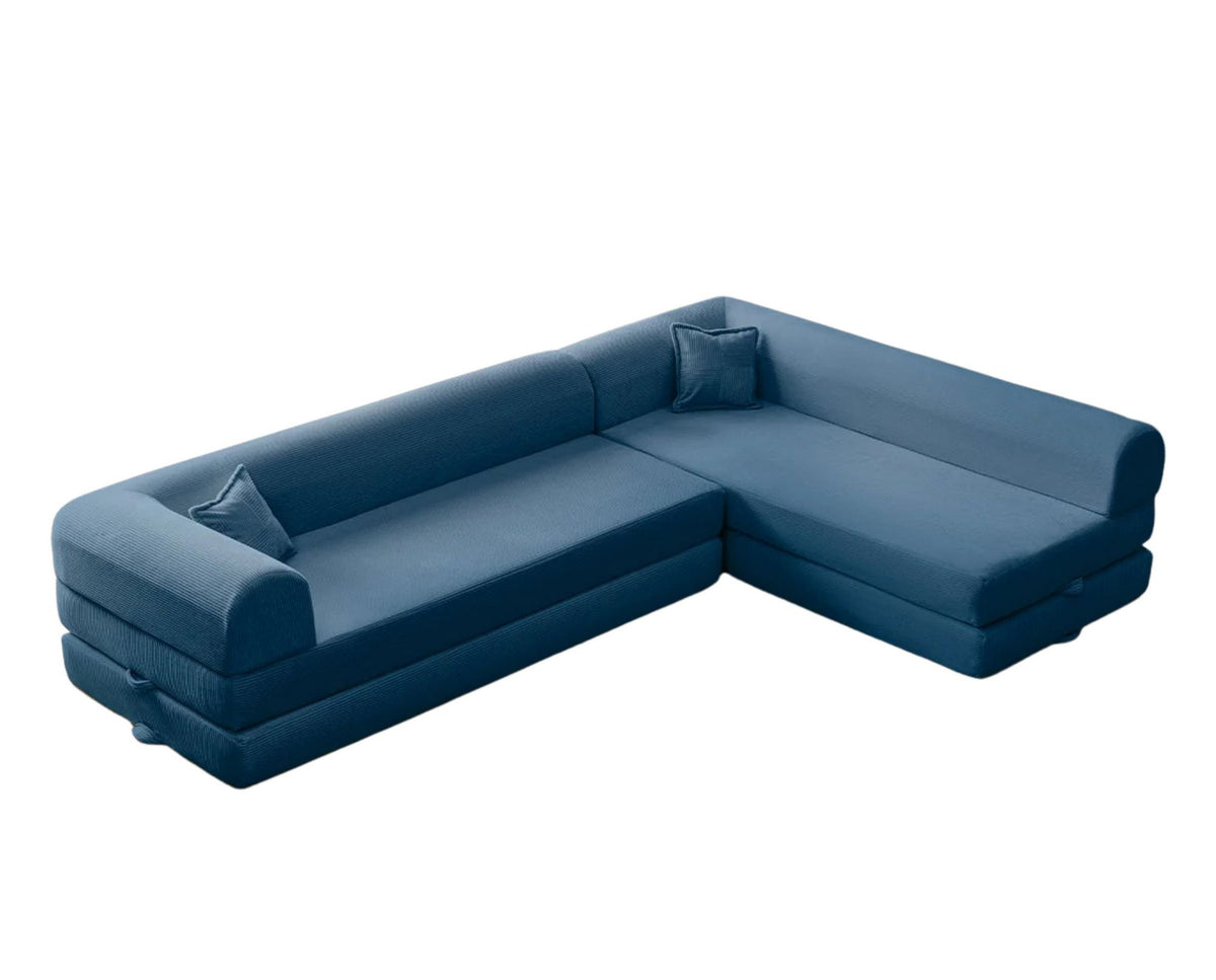 Blaues Ecksofa-Bett aus geripptem Cord-Plüschstoff mit vier Kissen, abnehmbarem Bezug und rutschfester Sohle, Frontalansicht.