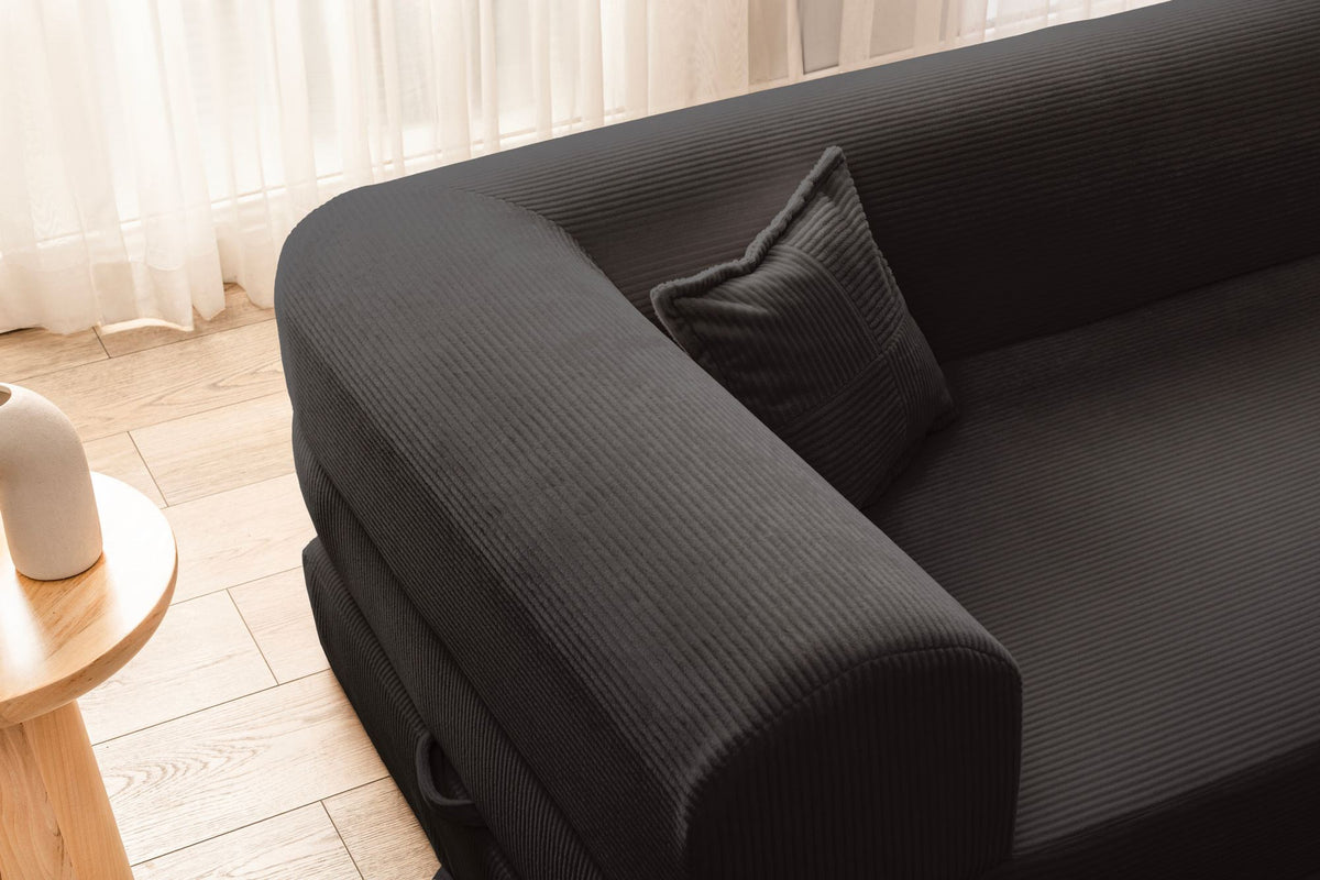 Anthrazitfarbenes Ecksofa-Bett aus geripptem Plüschstoff mit vier Kissen, Rollpack-Design und abnehmbarem Bezug, Hanah Home.