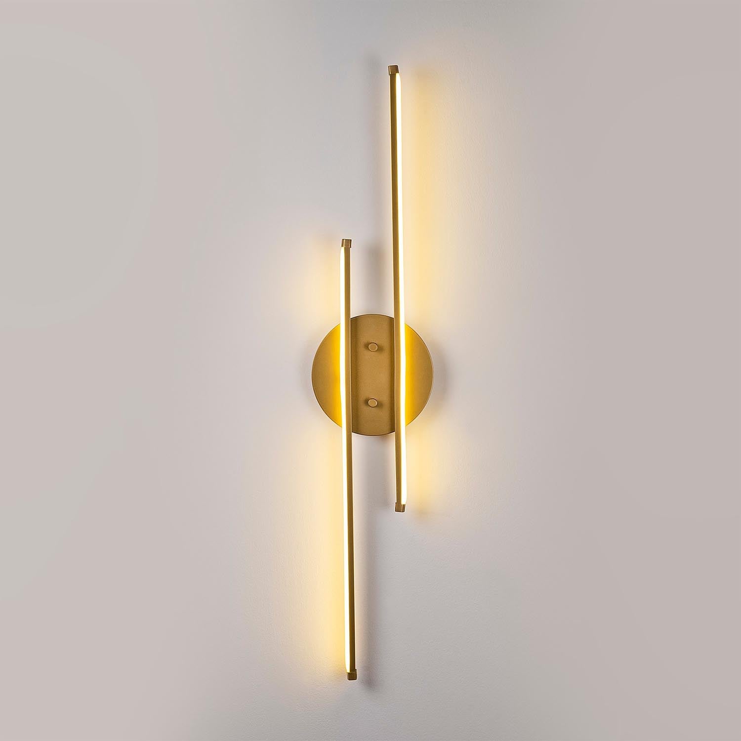 Verleihen Sie Ihrem Zuhause mit der Umut Wandleuchte von Opviq in Gold einen Hauch von Luxus. Diese stilvolle Lampe schafft eine warme, einladende Atmosphäre.