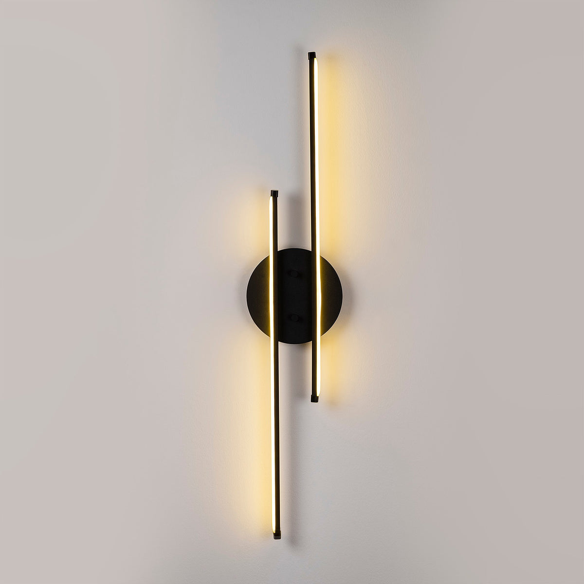 Umut Wandleuchte - Schwarz in Schwarz präsentiert im Onlineshop von KAQTU Design AG. Wandleuchte ist von Opviq
