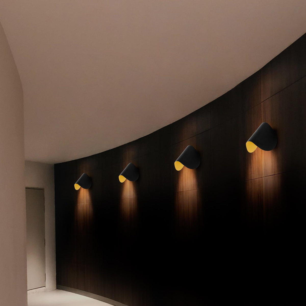 Heybe Wandleuchte - Schwarz in Schwarz präsentiert im Onlineshop von KAQTU Design AG. Wandleuchte ist von Opviq
