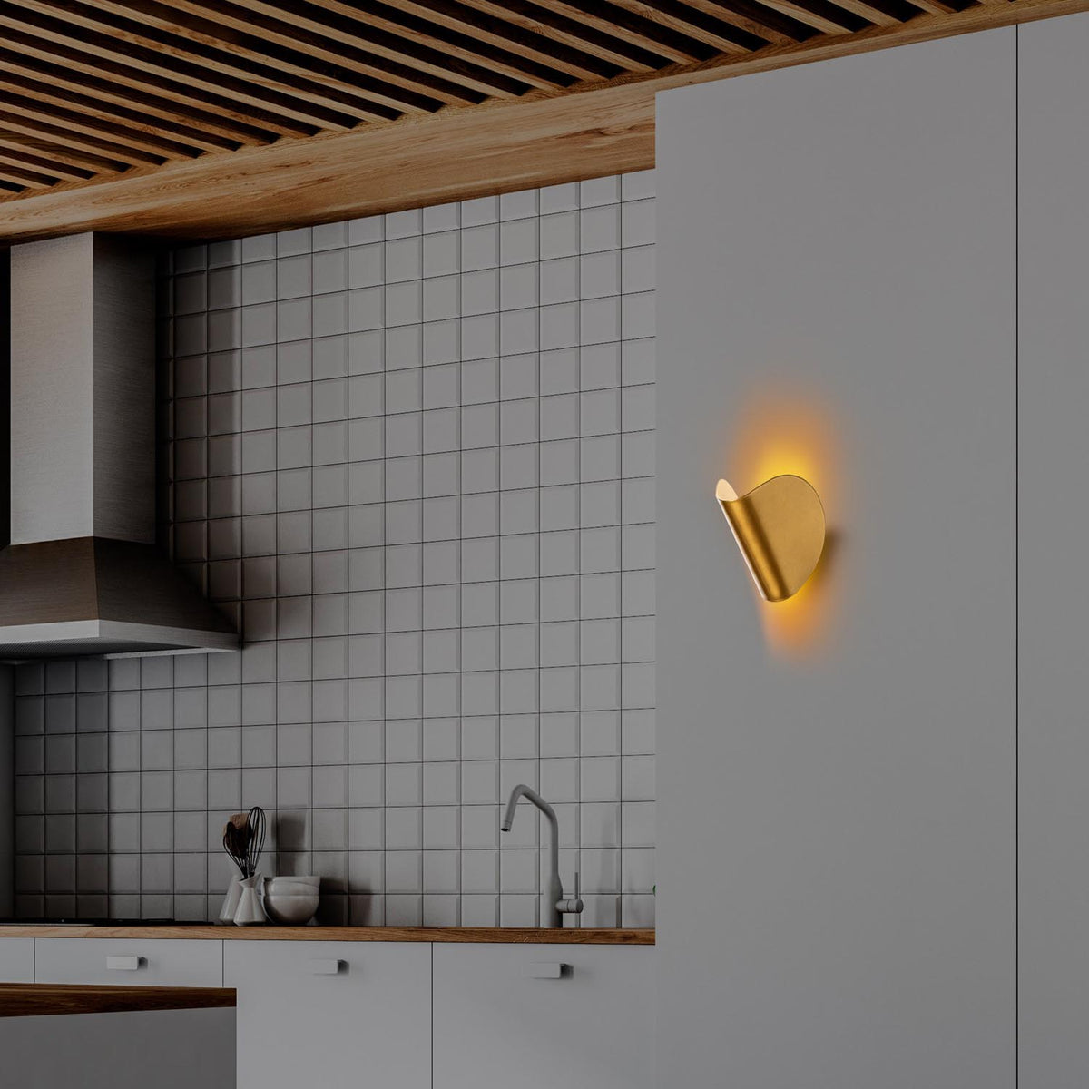 Heybe Wandleuchte - Gold in Gold präsentiert im Onlineshop von KAQTU Design AG. Wandleuchte ist von Opviq