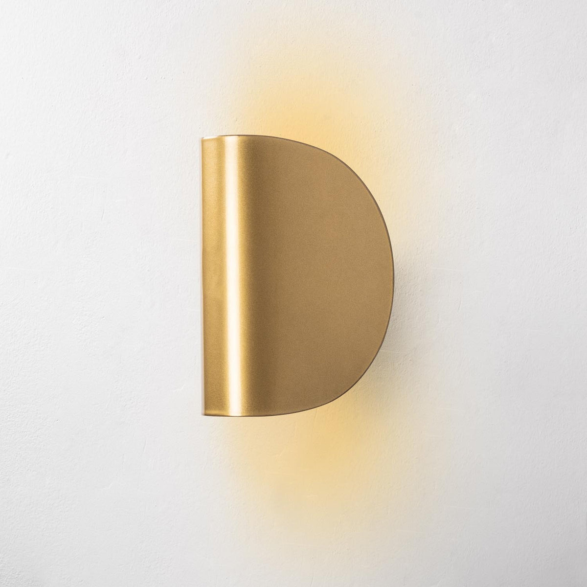 Heybe Wandleuchte - Gold in Gold präsentiert im Onlineshop von KAQTU Design AG. Wandleuchte ist von Opviq