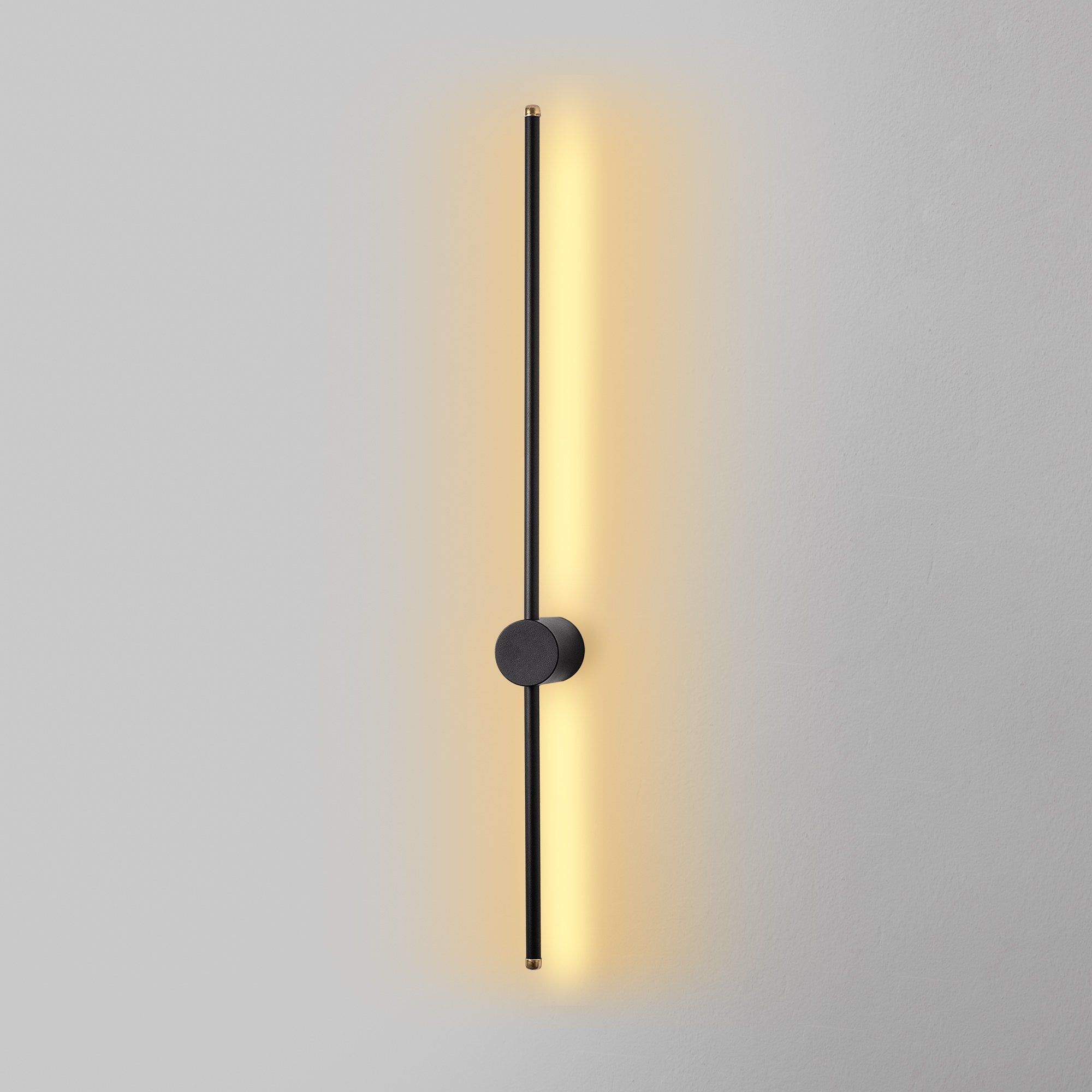 Entdecken Sie die Sword Wandleuchte von Opviq in elegantem Schwarz – die perfekte Kombination aus Stil und Funktionalität für Ihr Zuhause.