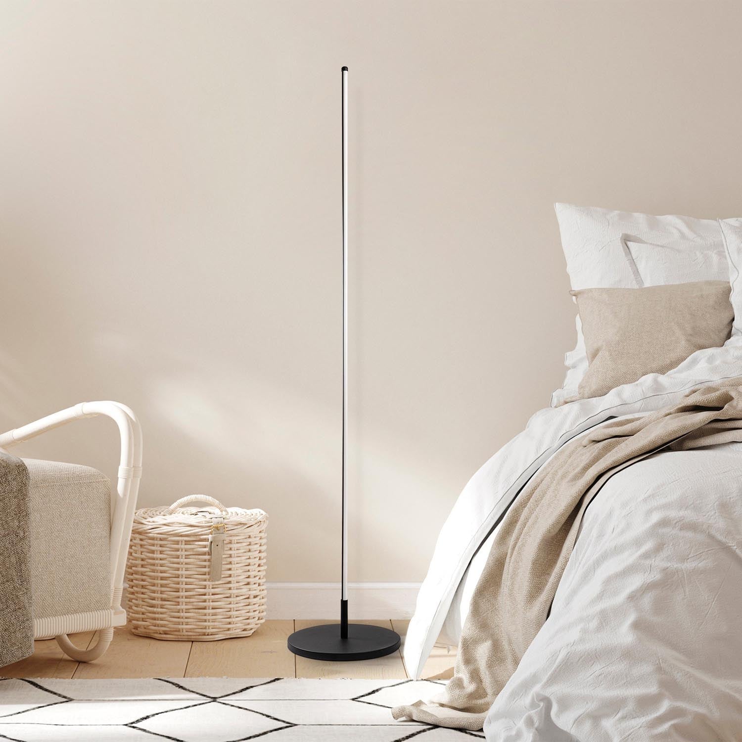 Schwarze Stehleuchte Only - 13317 von Opviq. Modernes Design, stabile Metallkonstruktion und energieeffiziente 36W LED für gemütliche Beleuchtung.