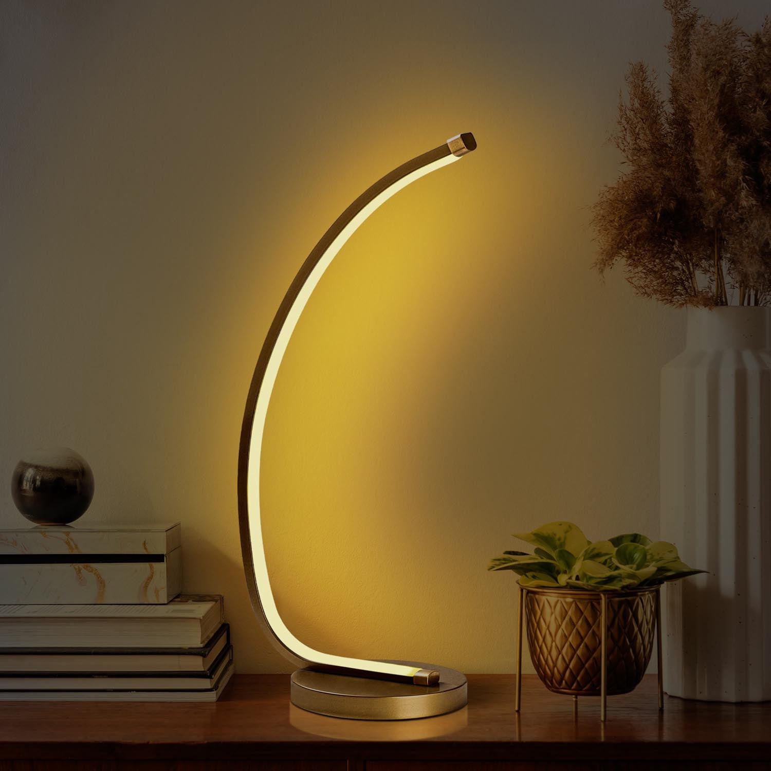 Entdecken Sie die Bevel Tischleuchte in Gold von Opviq – eine elegante Lampe, die mit ihrem warmen Licht und edlen Design jeden Raum verzaubert.