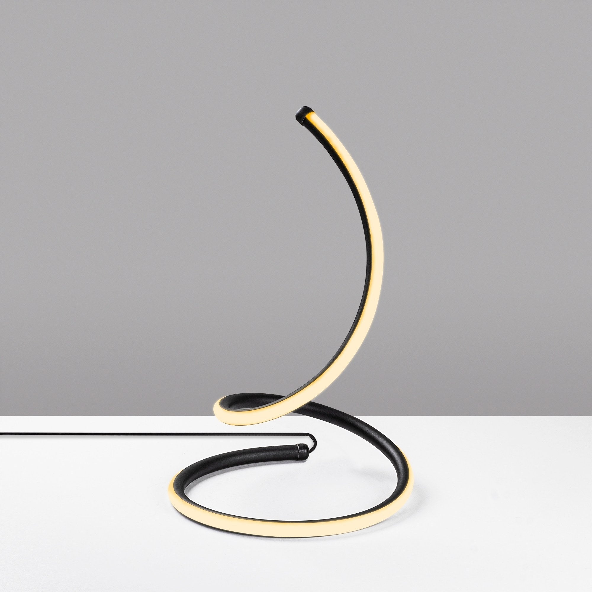 Verleihen Sie Ihrem Raum mit der Yay Tischleuchte von Opviq in Schwarz einen Hauch von Eleganz. Ideal für jedes Ambiente, bietet sie warmes Licht und stilvolle Akzente.