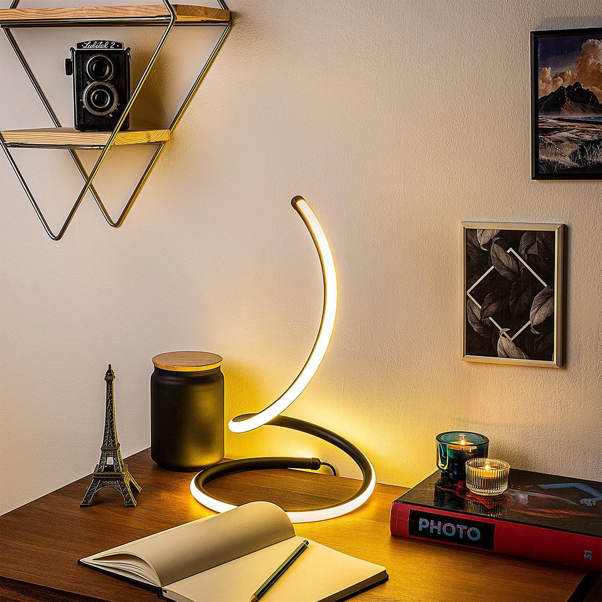 Yay Tischleuchte - Schwarz in Schwarz präsentiert im Onlineshop von KAQTU Design AG. Tischleuchte ist von Opviq