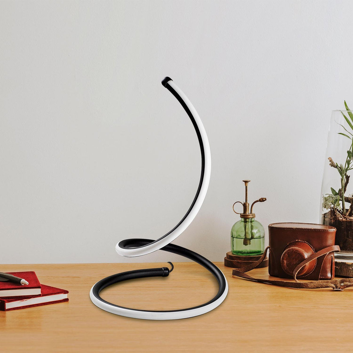 Yay Tischleuchte - Schwarz in Schwarz präsentiert im Onlineshop von KAQTU Design AG. Tischleuchte ist von Opviq