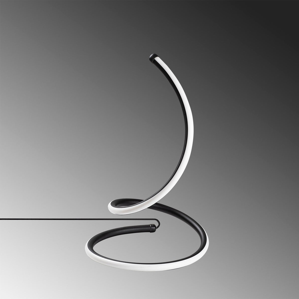 Yay Tischleuchte - Schwarz in Schwarz präsentiert im Onlineshop von KAQTU Design AG. Tischleuchte ist von Opviq