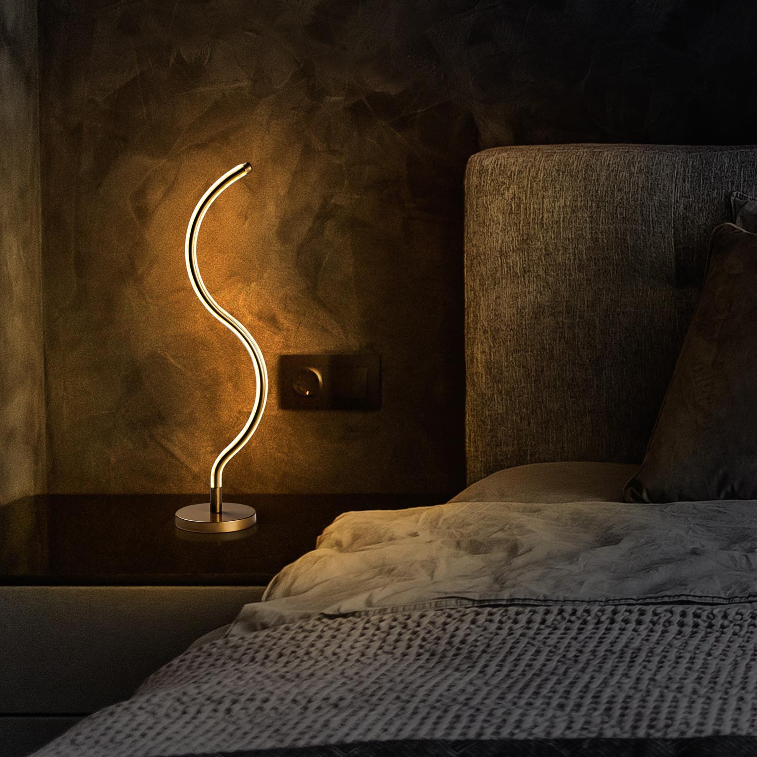 Verleihen Sie Ihrem Zuhause mit der Yay Tischleuchte von Opviq in Gold einen Hauch von Luxus. Diese stilvolle Metalllampe sorgt für warmes Licht und Eleganz.