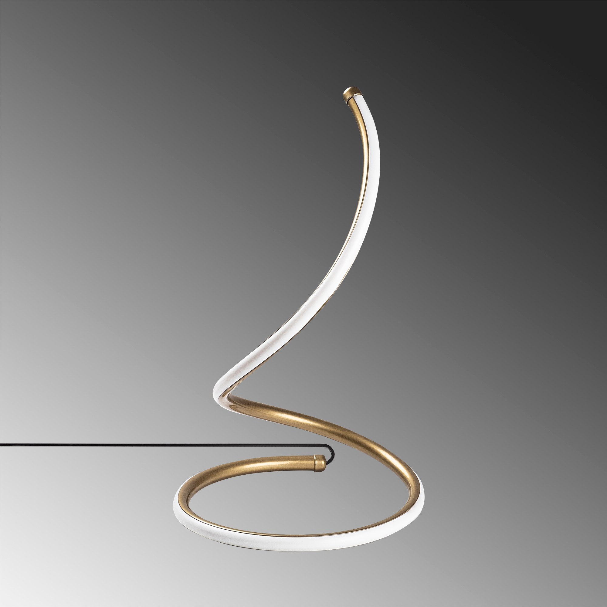 Die Yay Tischleuchte von Opviq in Gold vereint stilvolle Eleganz und praktische Funktionalität. Perfekt für jedes Zuhause, sorgt sie für einladendes Licht.