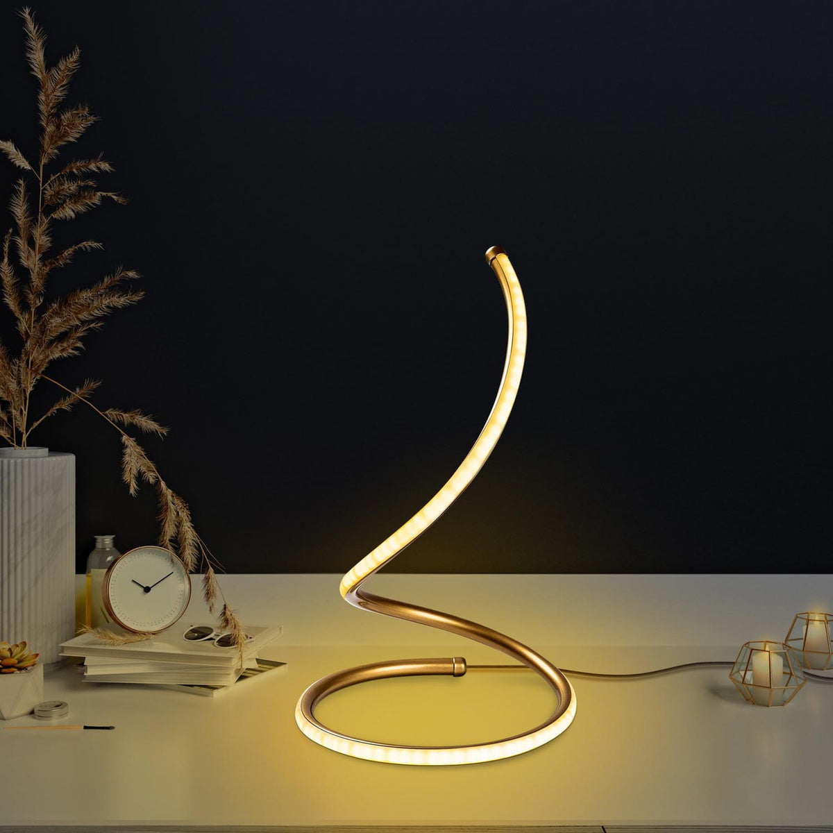 Yay Tischleuchte - Gold in Gold präsentiert im Onlineshop von KAQTU Design AG. Tischleuchte ist von Opviq