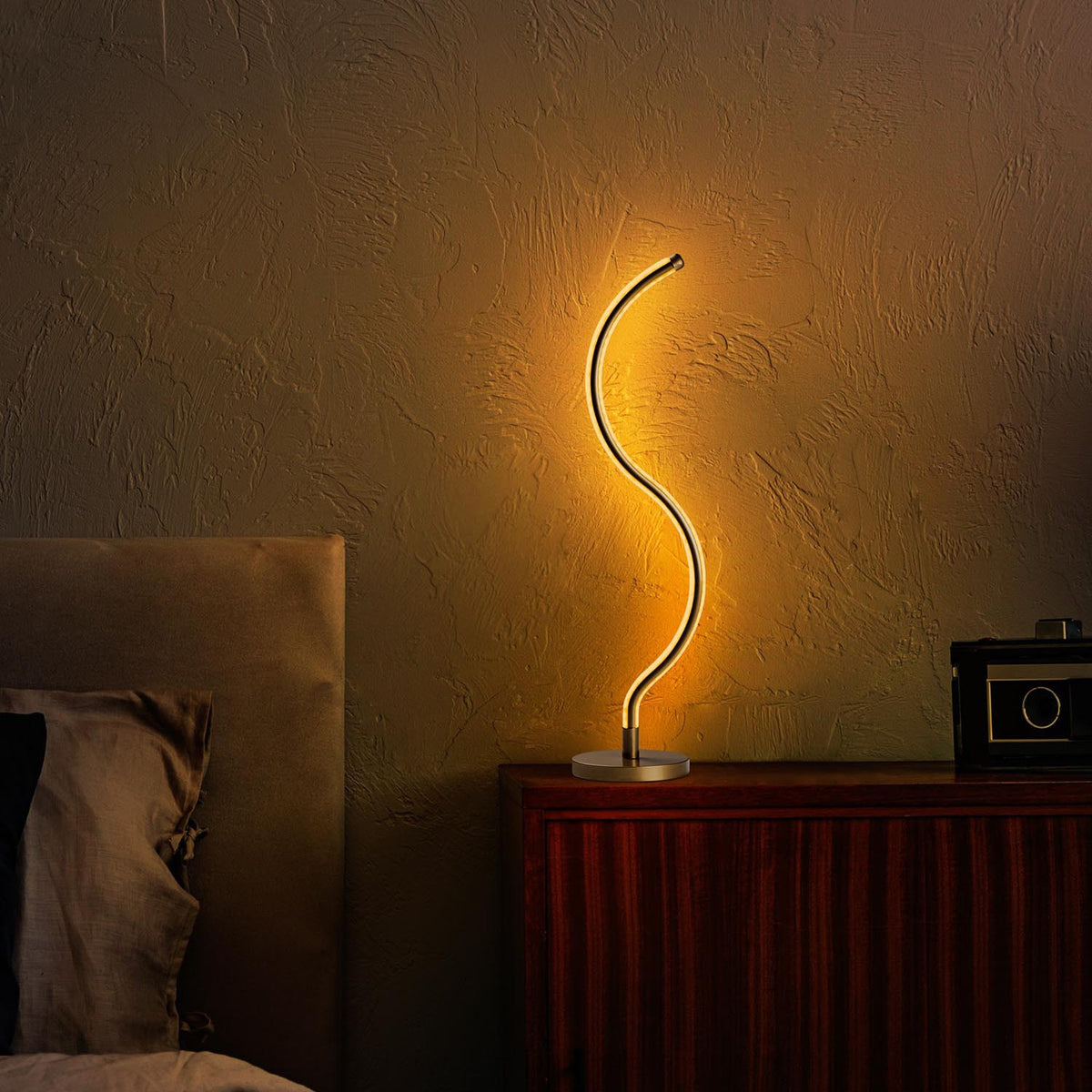 Yay Tischleuchte - Gold in Gold präsentiert im Onlineshop von KAQTU Design AG. Tischleuchte ist von Opviq