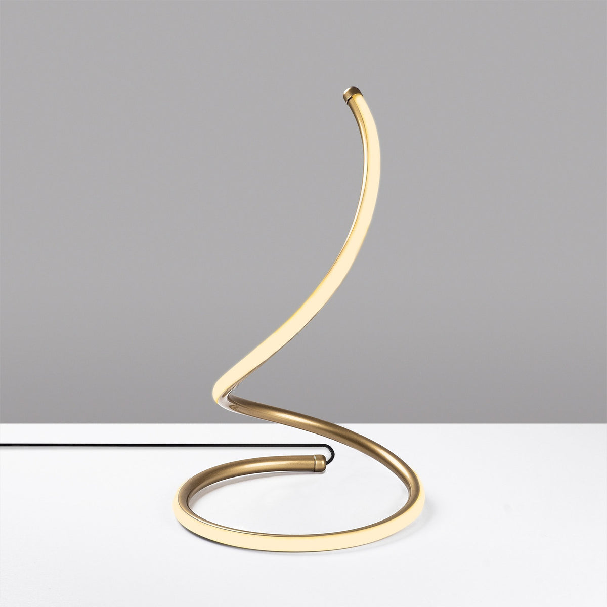 Yay Tischleuchte - Gold in Gold präsentiert im Onlineshop von KAQTU Design AG. Tischleuchte ist von Opviq