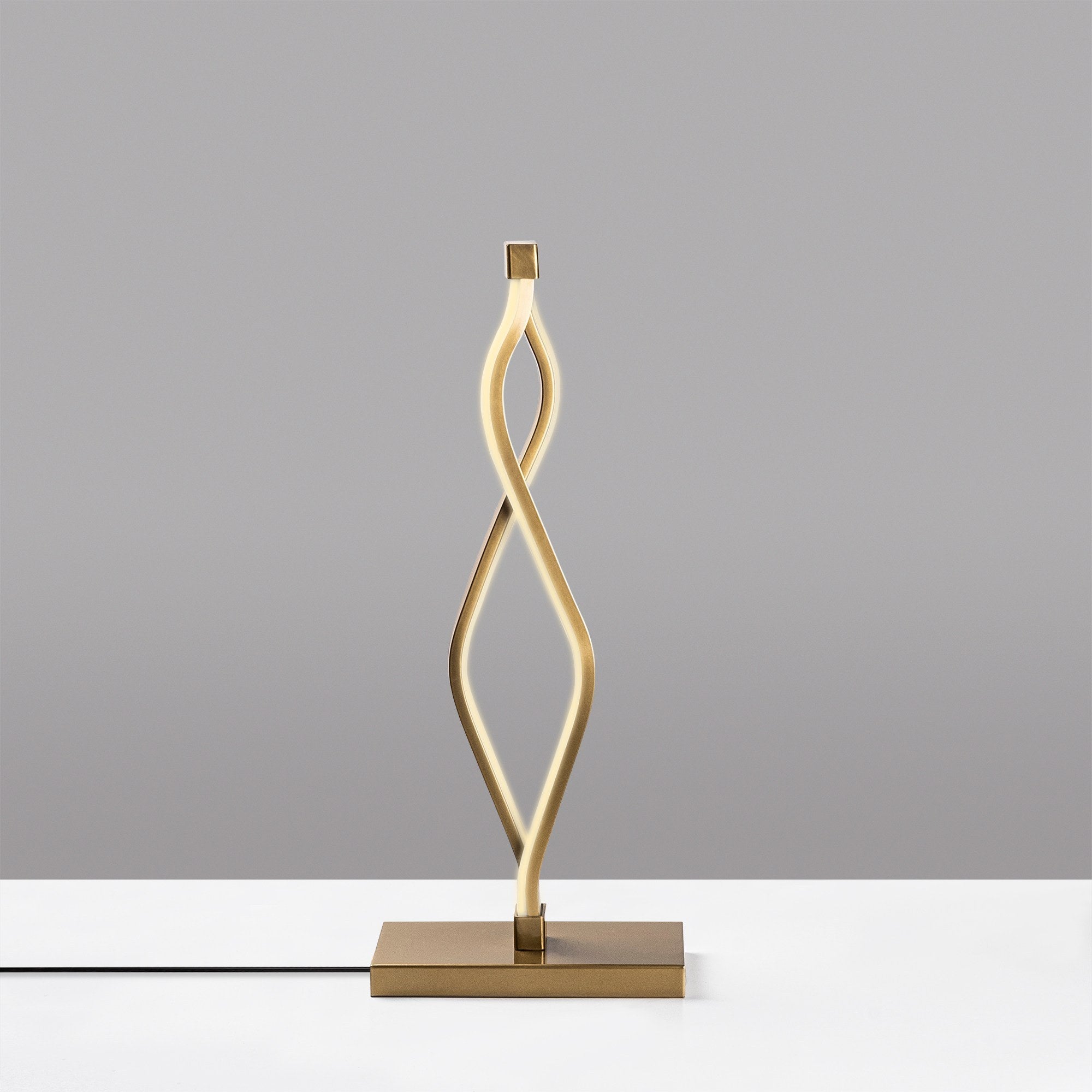 Die Zozo Tischleuchte von Opviq besticht durch ihr elegantes Golddesign und sorgt für warmes Licht, das jeden Raum stilvoll aufwertet.