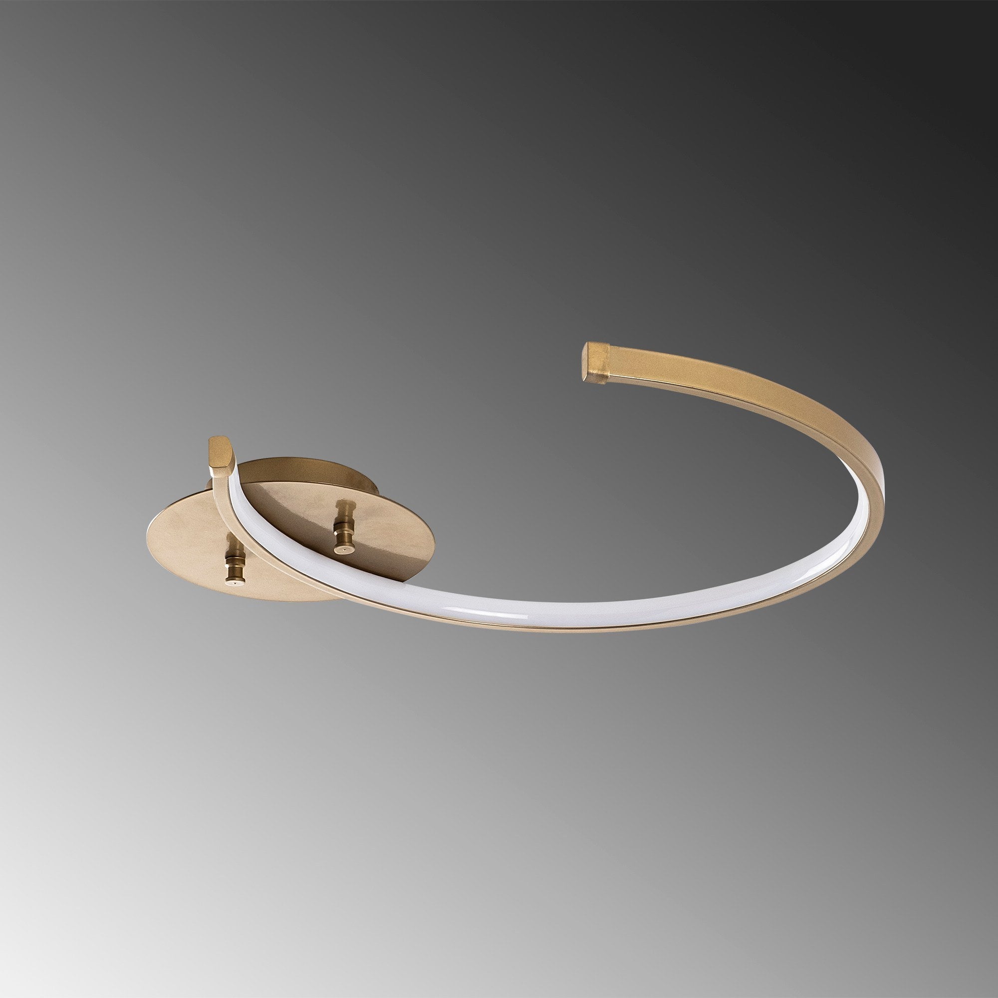 Erleben Sie die Moon Deckenleuchte von Opviq in elegantem Gold – ein zeitloses Design, das jeden Raum mit warmem Licht und opulentem Stil verzaubert.