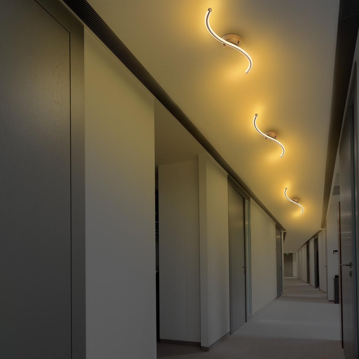Yılan Deckenleuchte - Gold in Gold präsentiert im Onlineshop von KAQTU Design AG. Deckenleuchte ist von Opviq