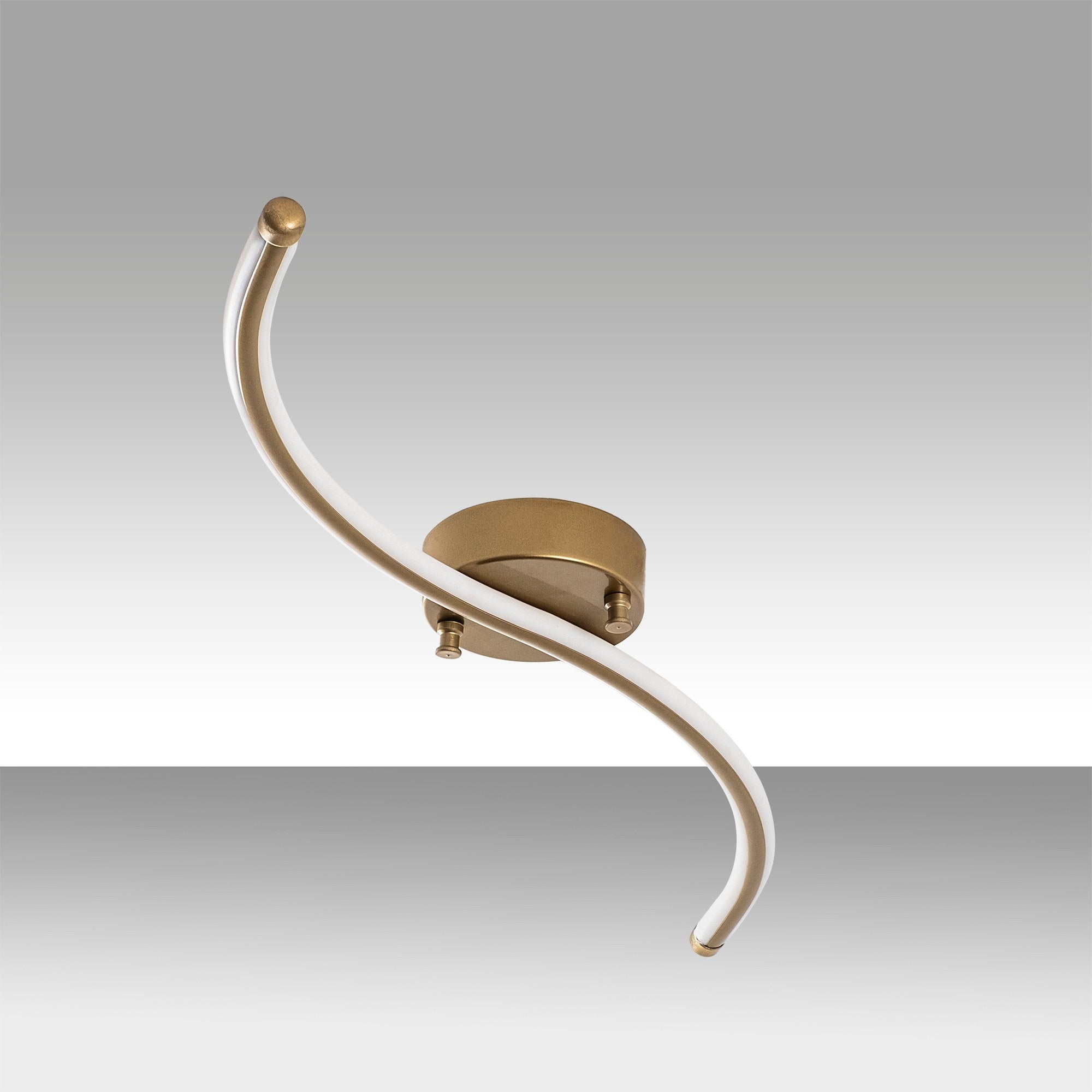 Elegante Yılan Deckenleuchte in Gold von Opviq. Verleihen Sie Ihrem Raum mit warmem Licht und zeitloser Schönheit einen Hauch von Luxus.