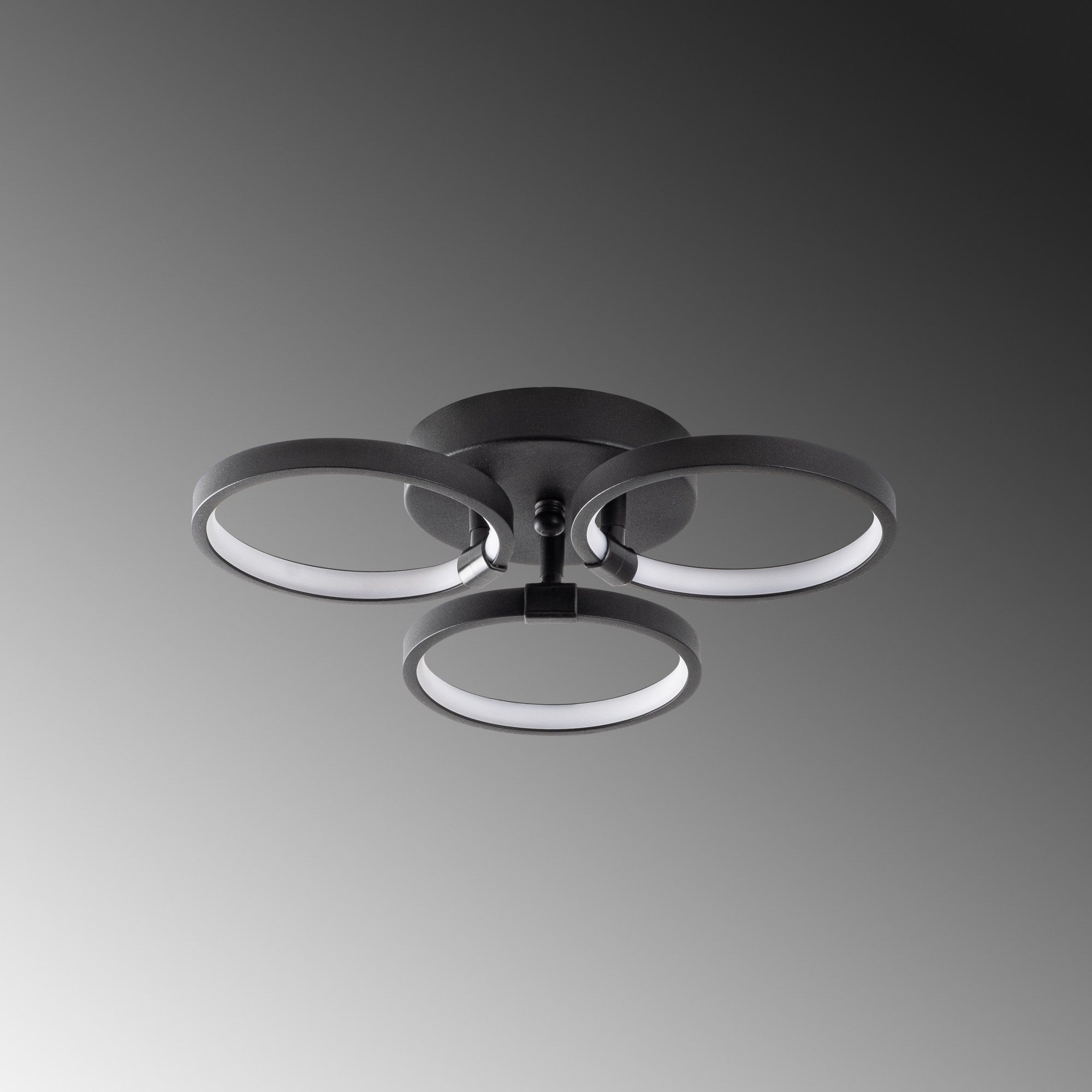 Erleben Sie die Halka Deckenleuchte von Opviq in stilvollem Schwarz – ein zeitloses Design, das jeden Raum mit Licht und Eleganz erfüllt.