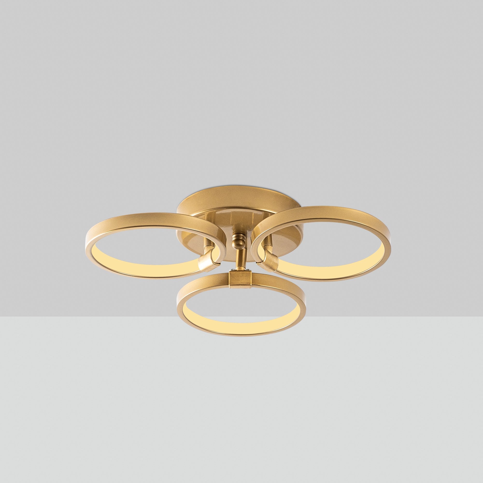 Entdecken Sie die Halka Deckenleuchte von Opviq – ein elegantes Designstück in Gold, das mit seiner warmen LED-Beleuchtung jeden Raum in ein luxuriöses Ambiente verwandelt.